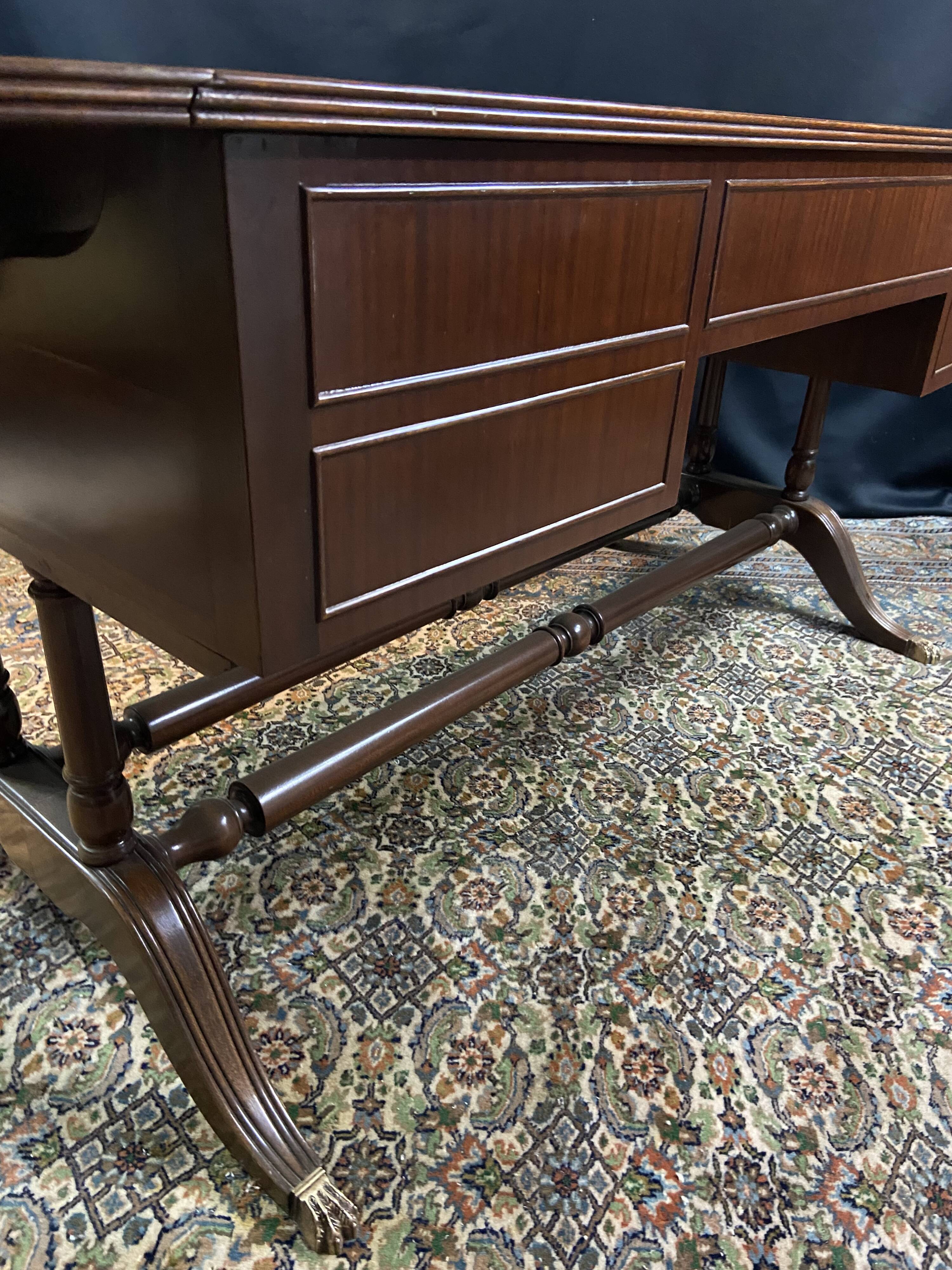 Grand bureau anglais en acajou de style Regency