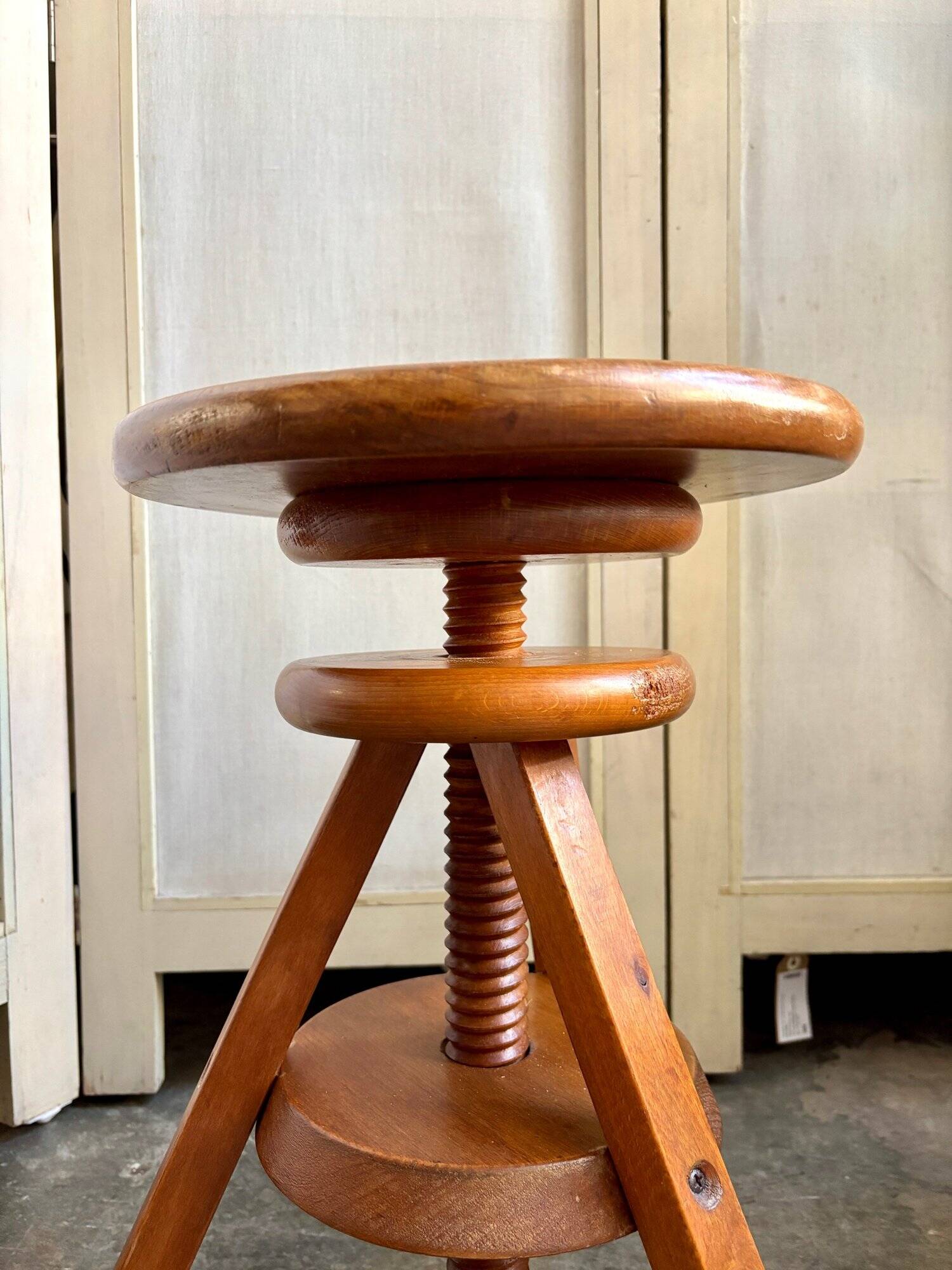 Wooden tripod stool with screw