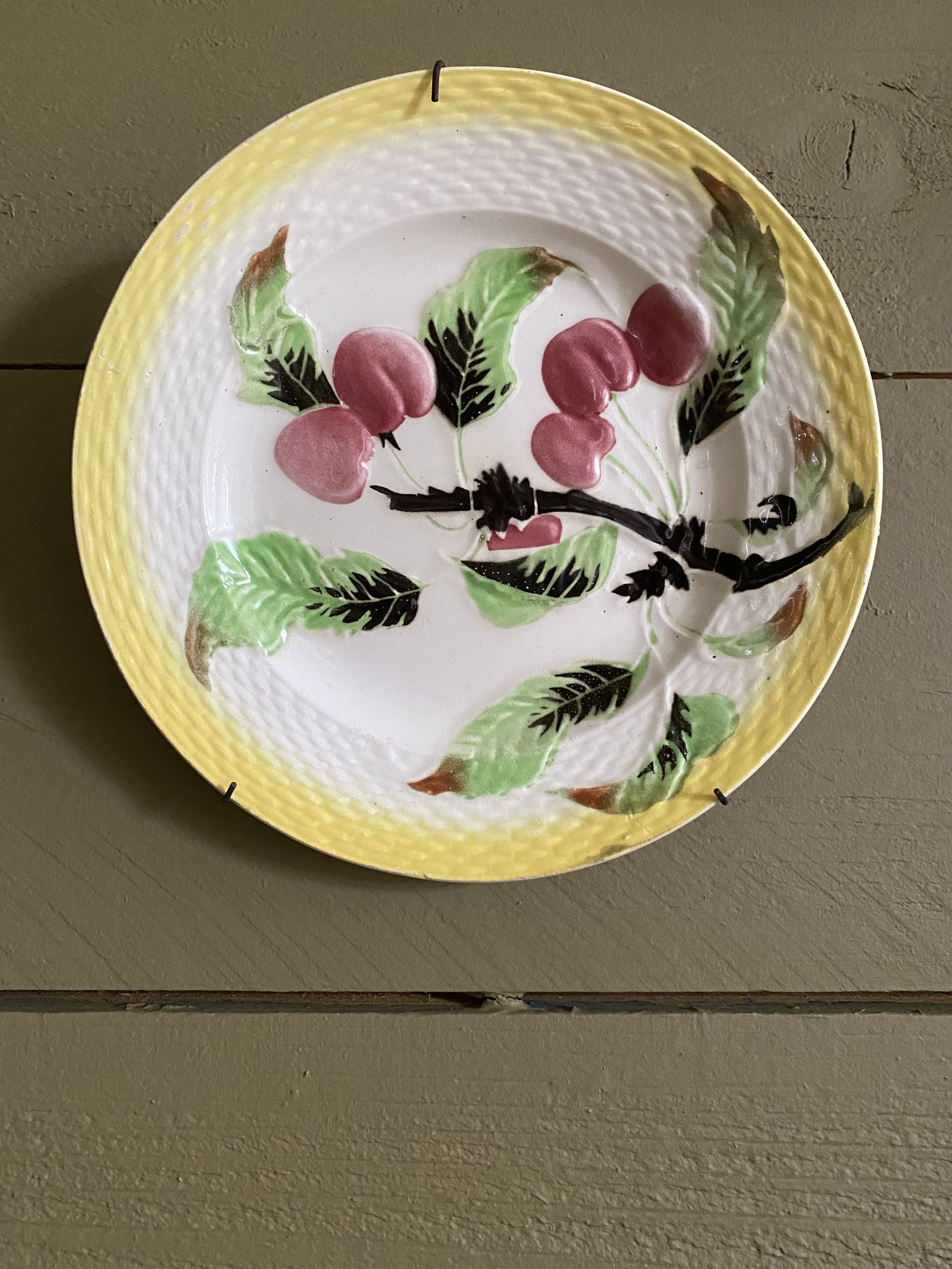 Set of three plates in slip Moulin des loups and hamage. Orchies