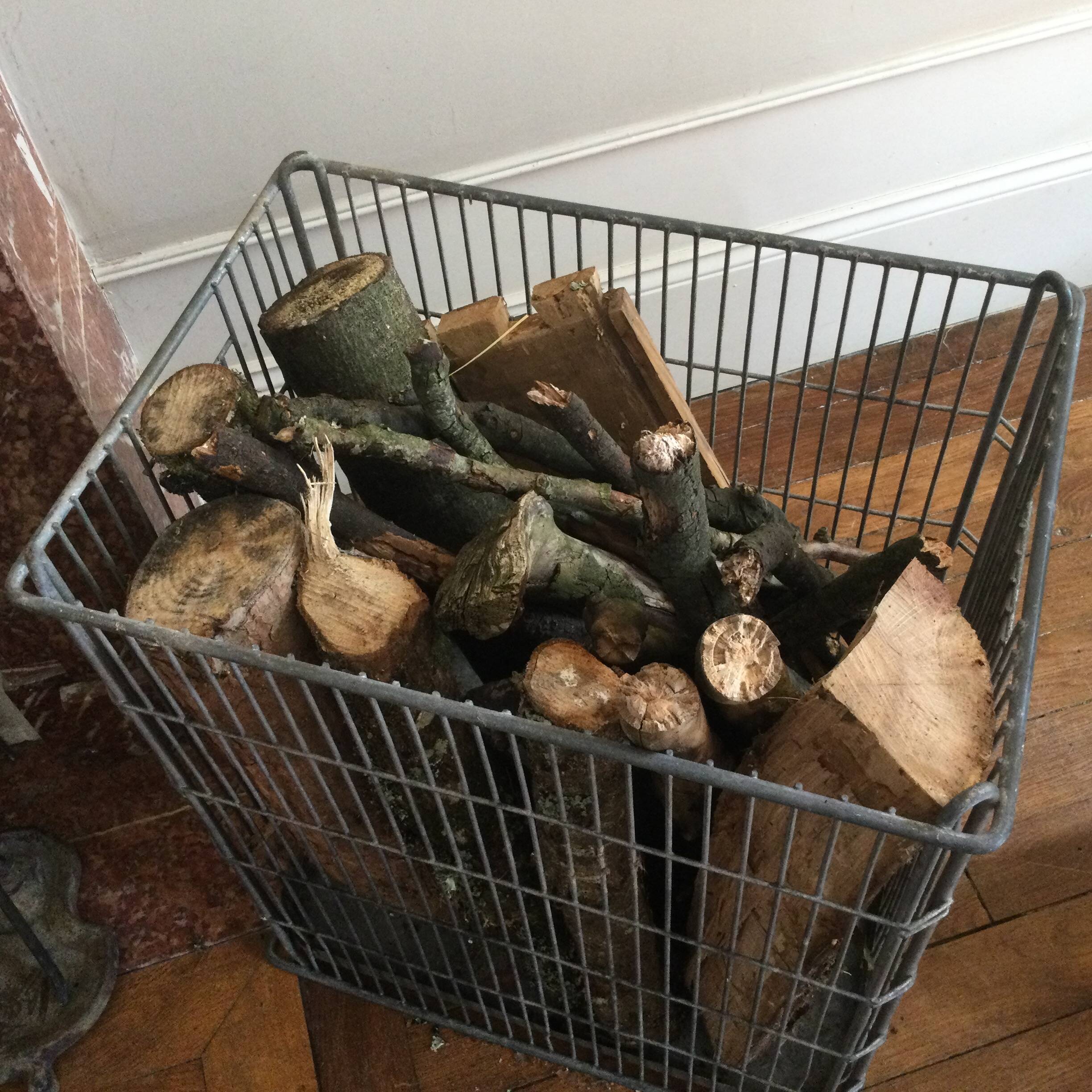 Metal log basket