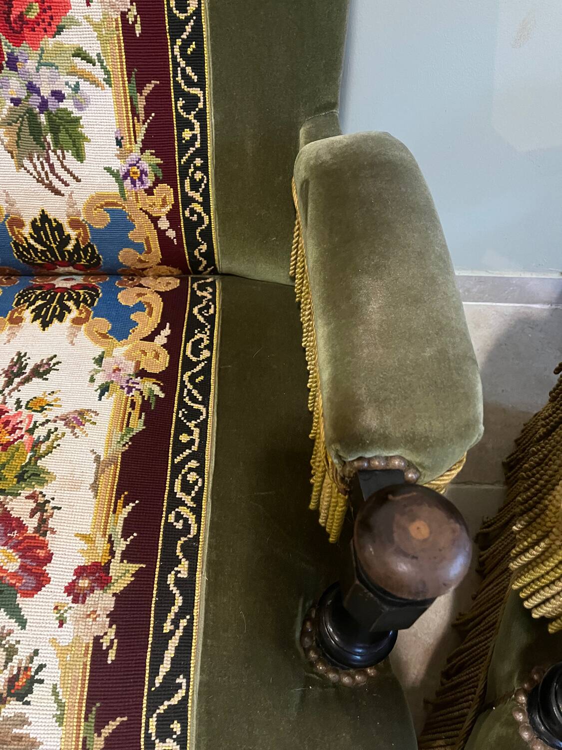 Paire de fauteuils en velours et tapisserie