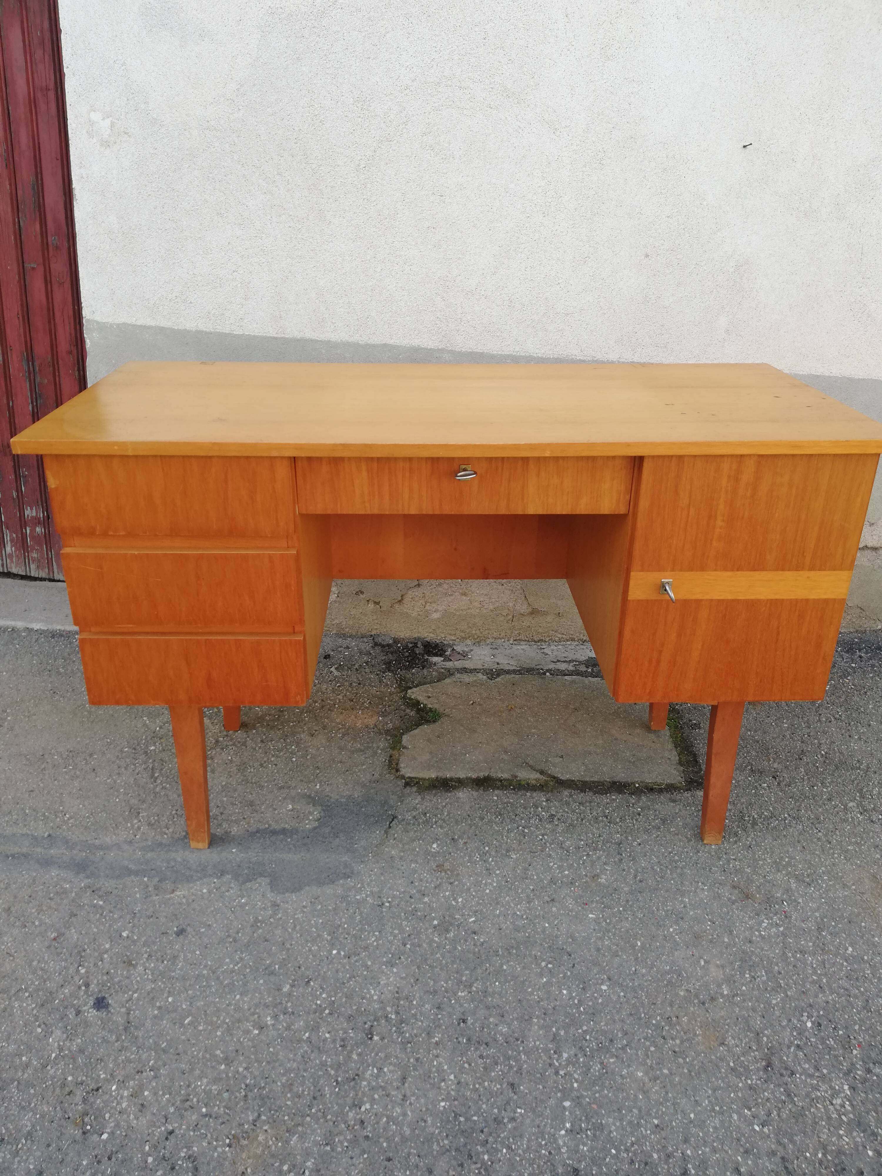 Vintage desk 4 drawers 1 door
