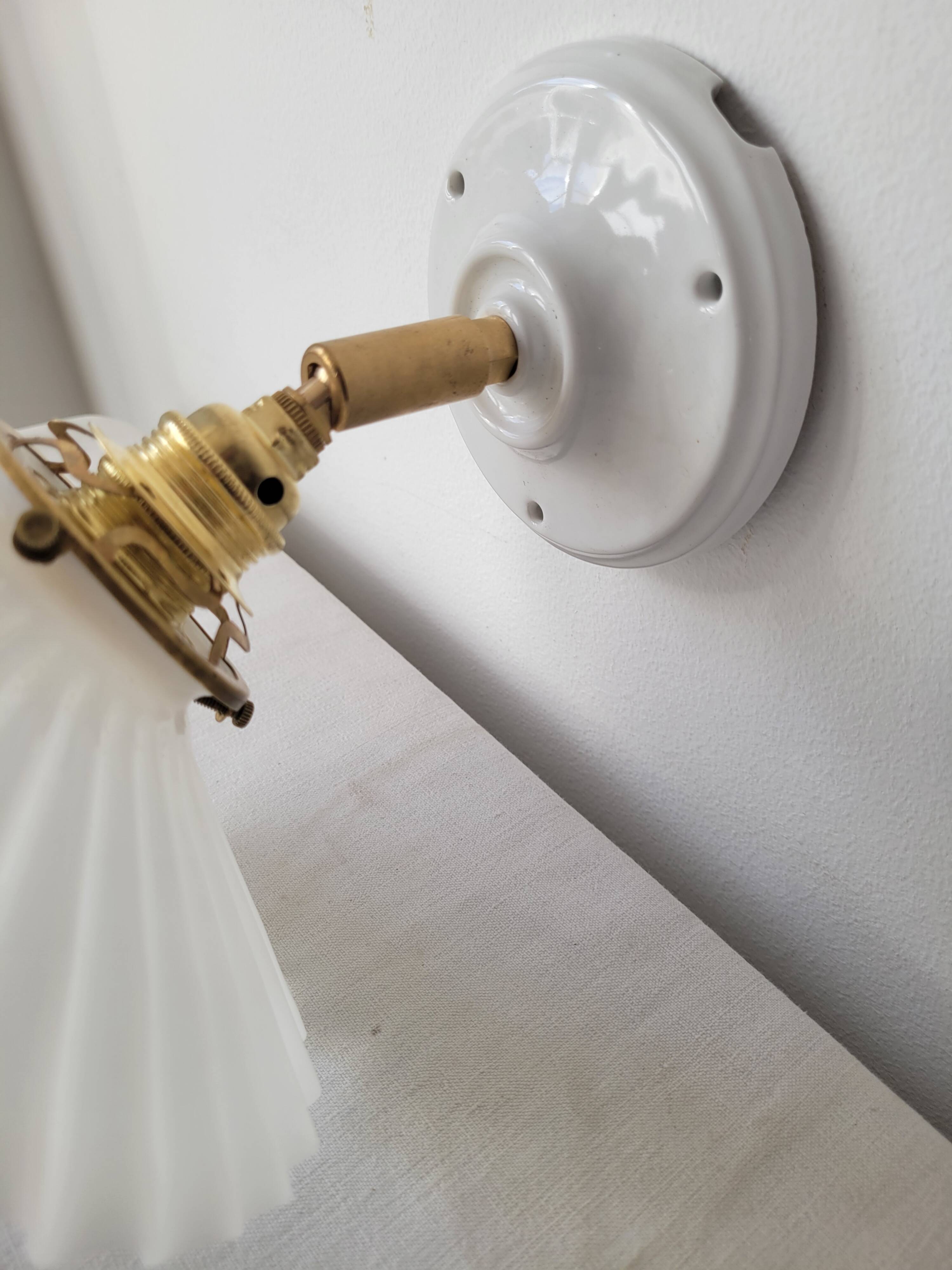 Wall lamp in opaline, brass and glass