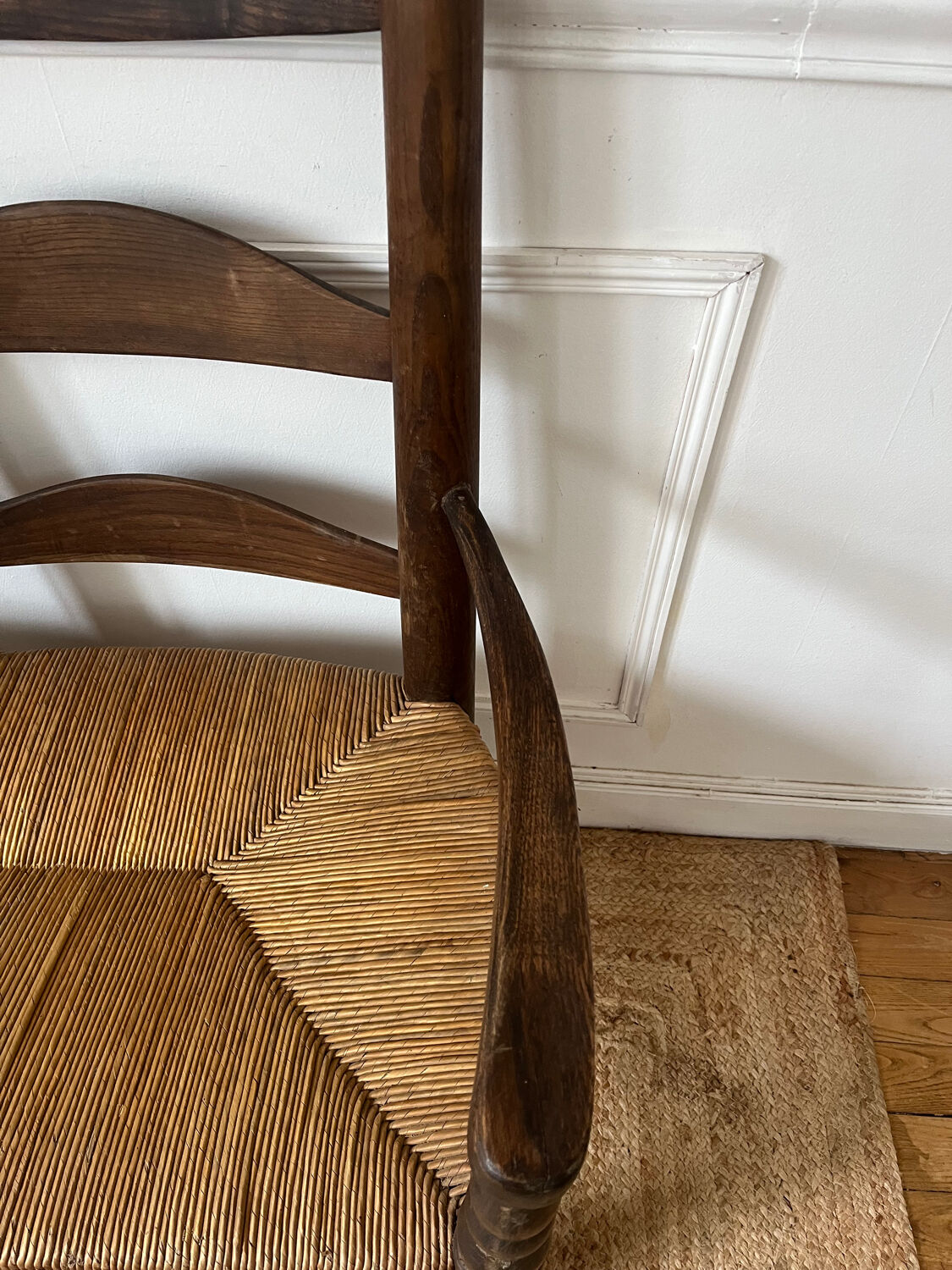 Wood and straw banquette