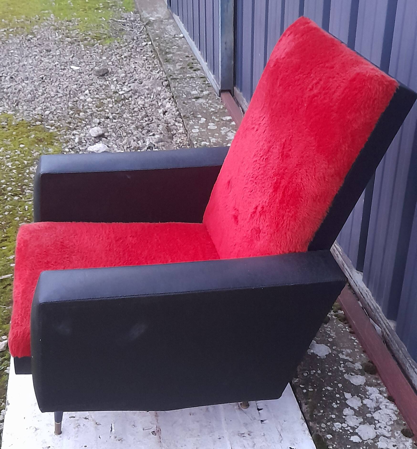Fauteuil skaï noir et fourrure rouge