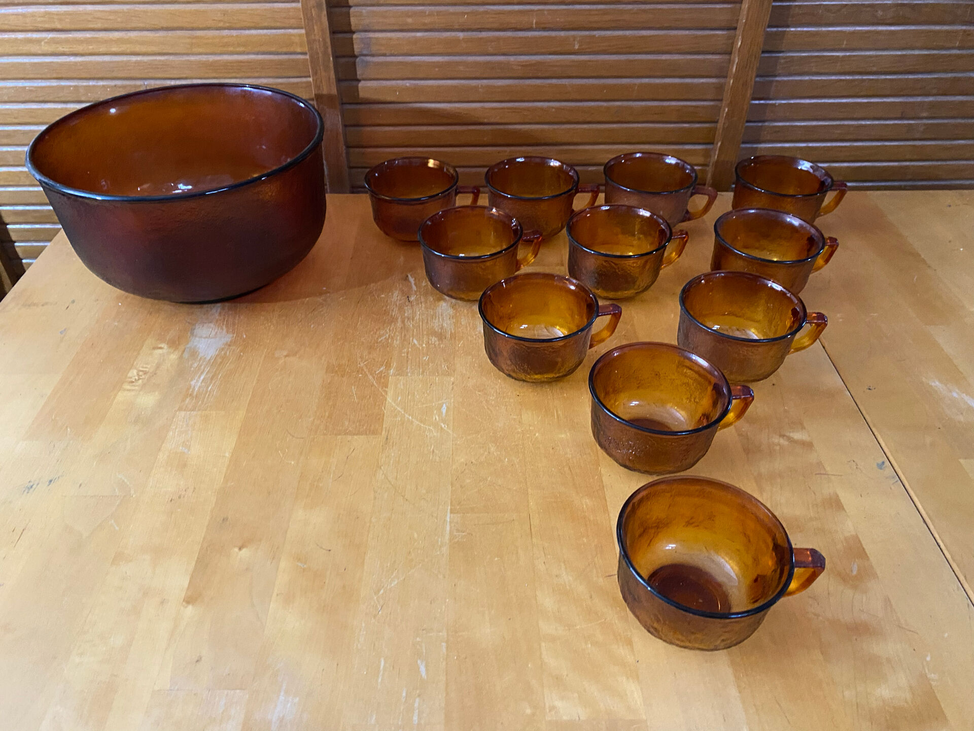 Salad bowl + 11 cups vereco frosted moulded amber glass 1970s vintage