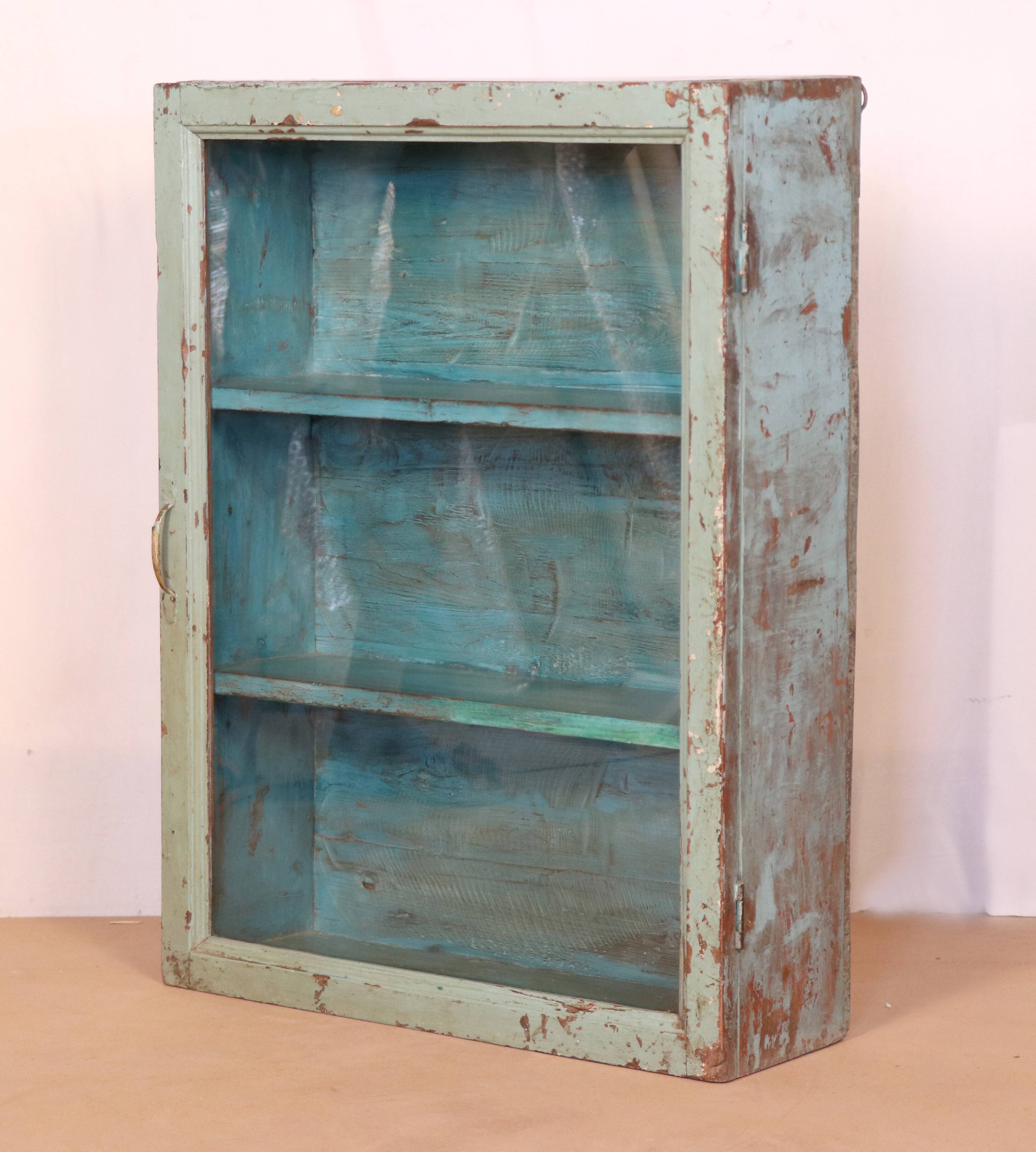 Ancienne vitrine murale art déco en teck birman patine verte-bleue d'origine