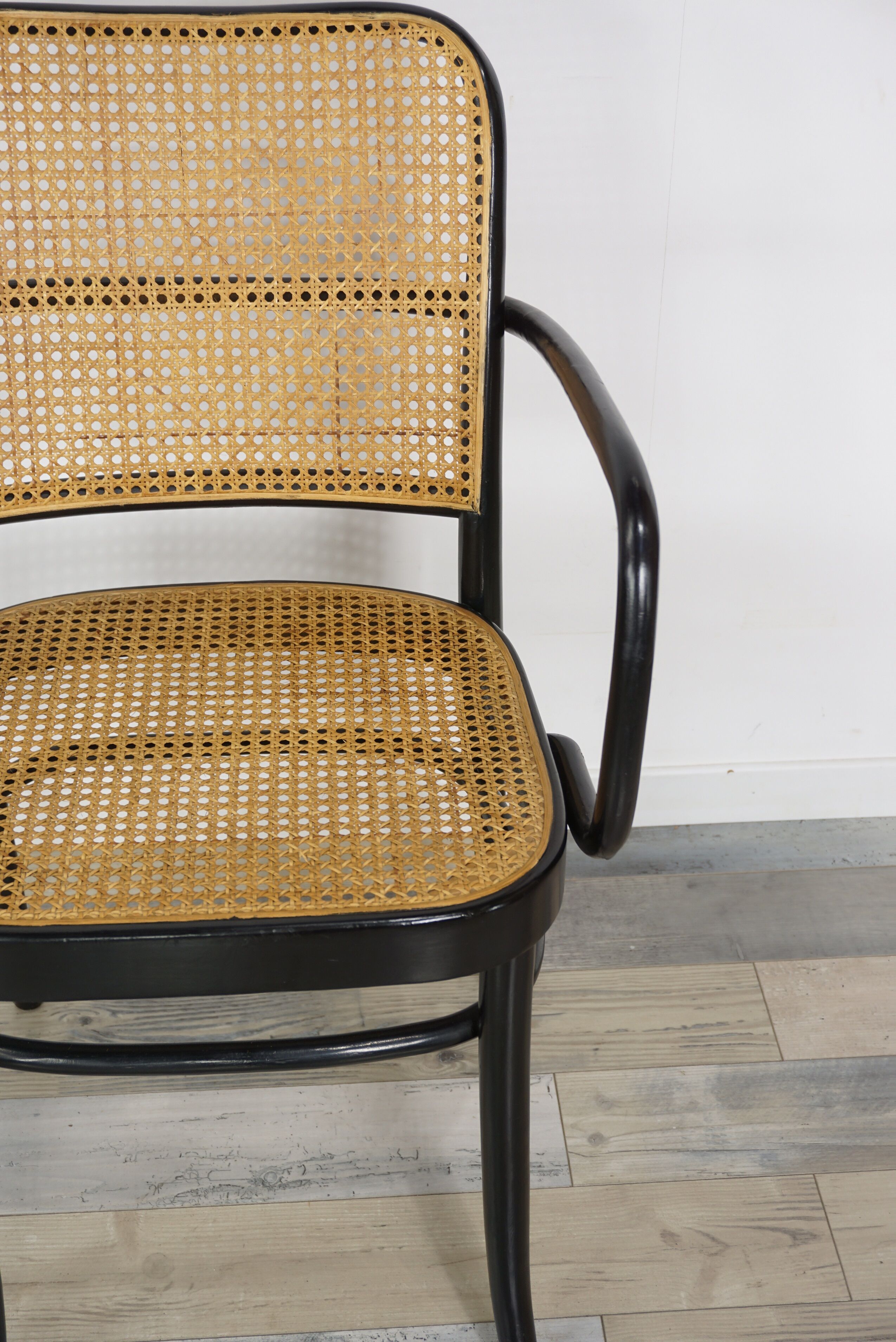 Fauteuil 811 design Josef Hoffmann en bois courbé noir et cannage