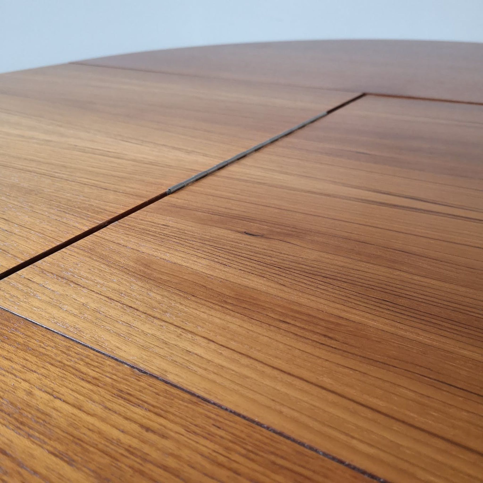 Scandinavian round table