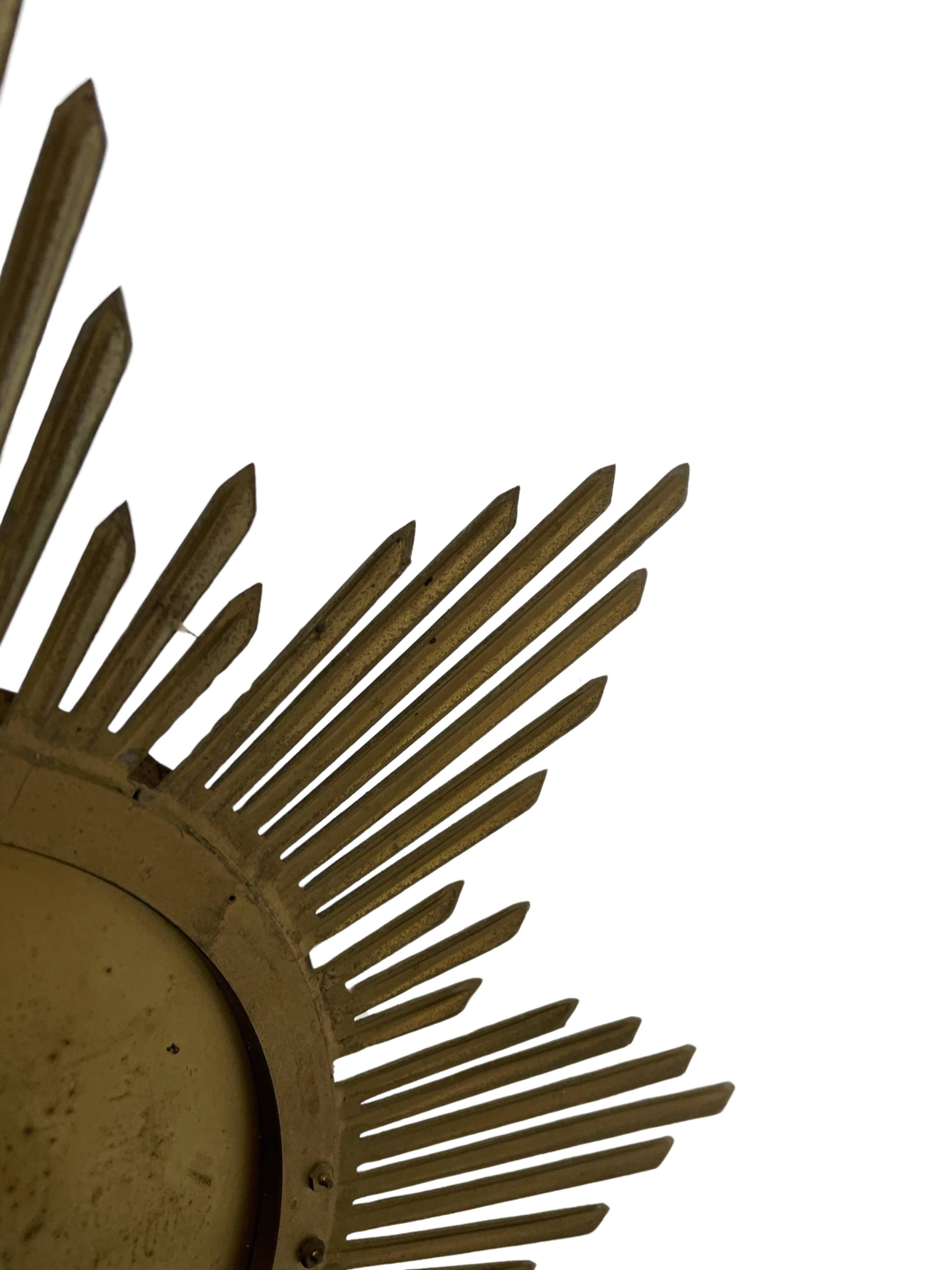 Horloge vintage sunburst de couleur dorée, design Junghans des années 1970