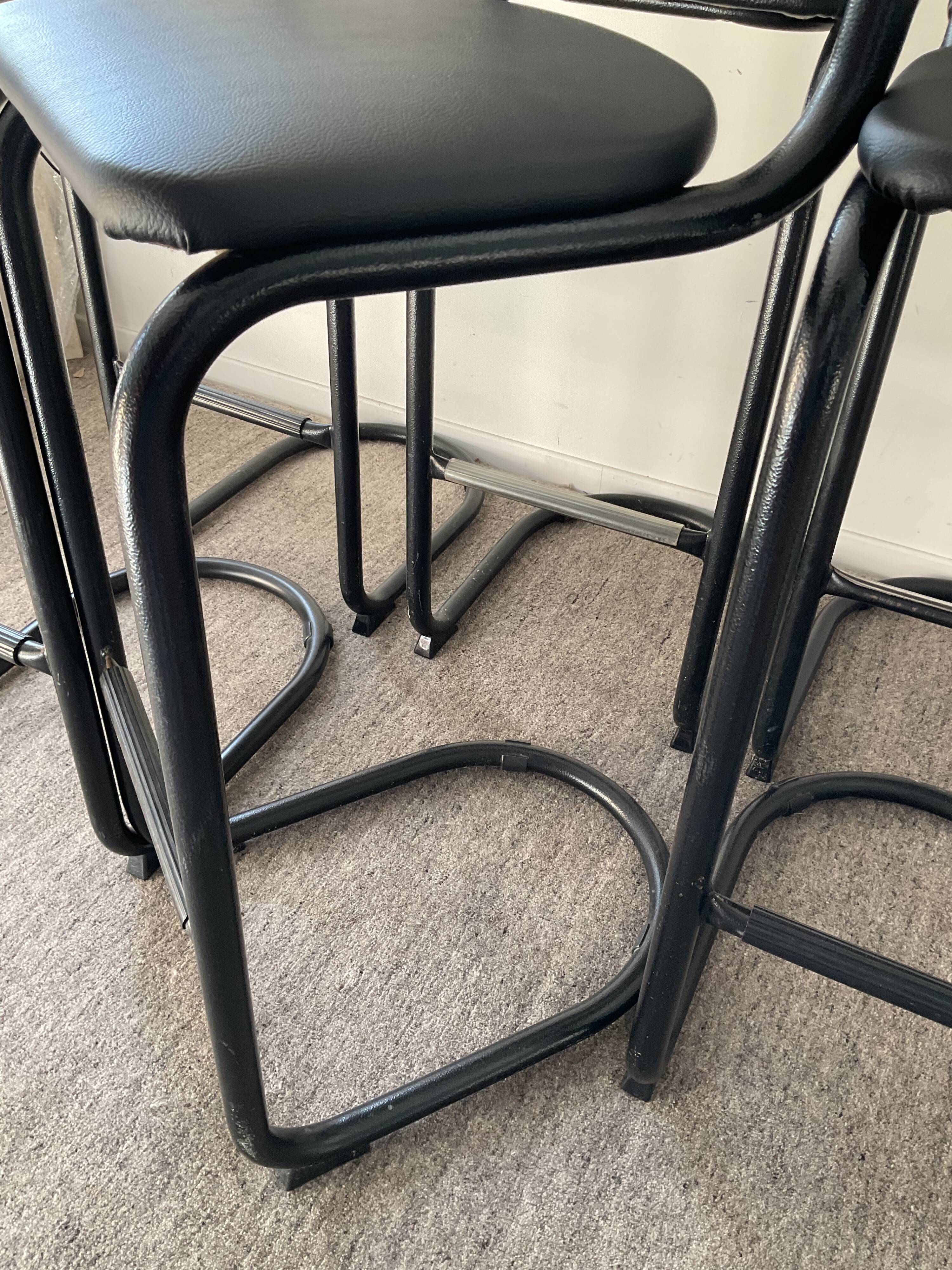 Série de 6 tabourets tubulaire et skaï, années 70- 80