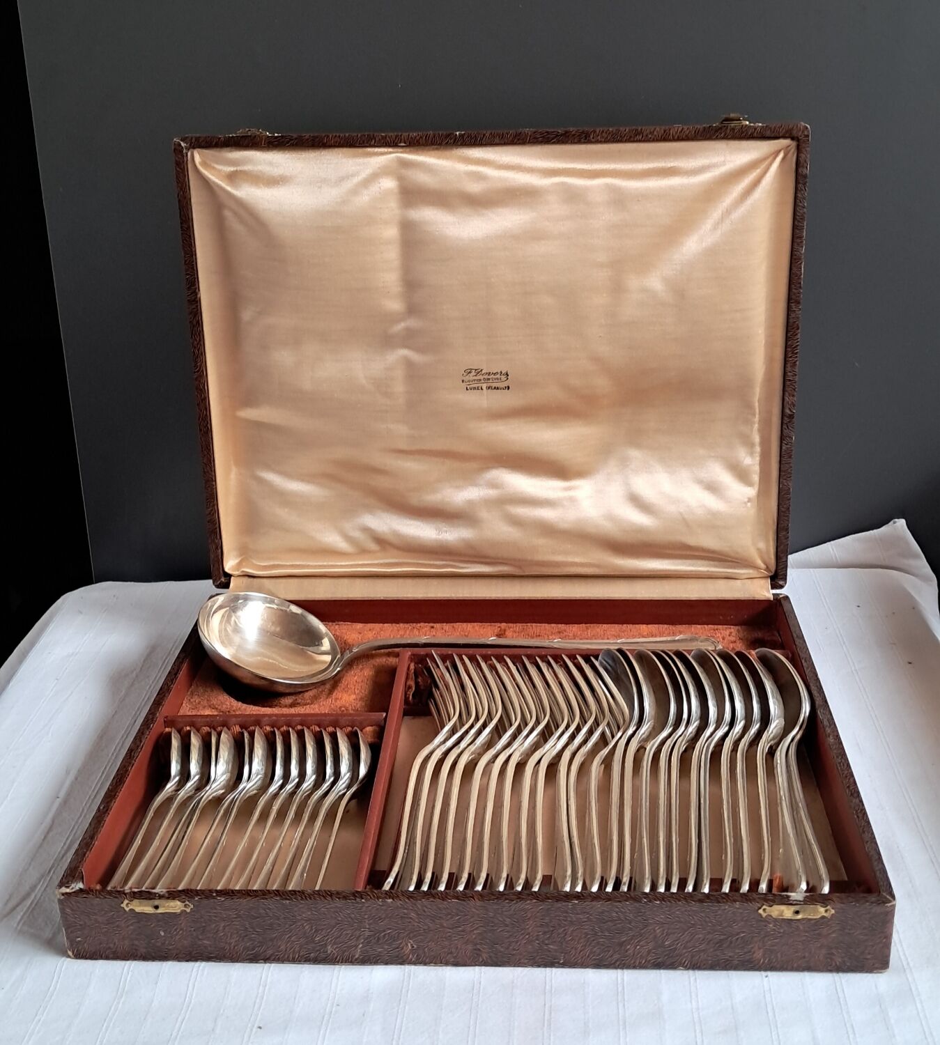 37-piece cutlery set in the liner style
