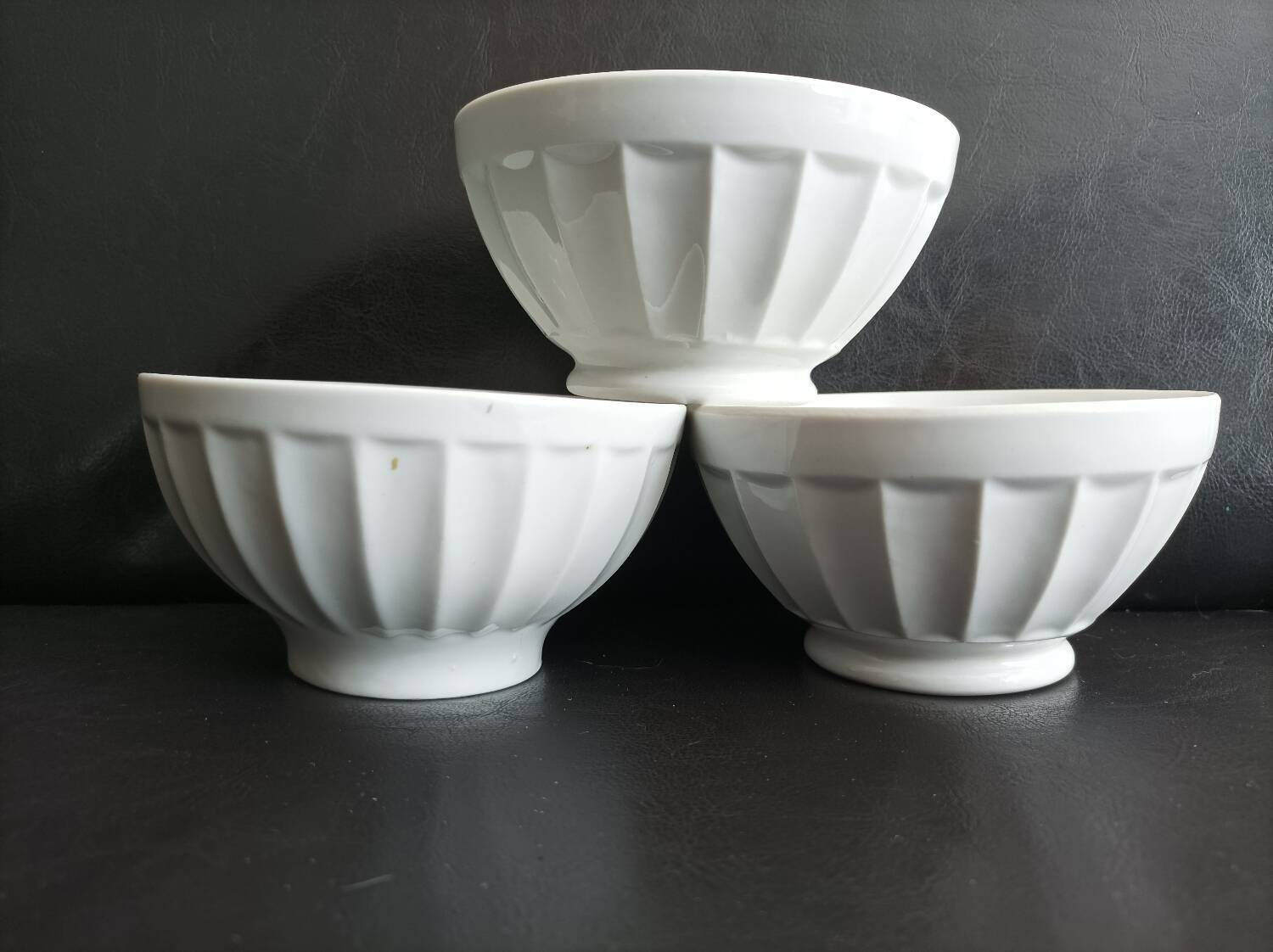 Set of 3 white ribbed bowls