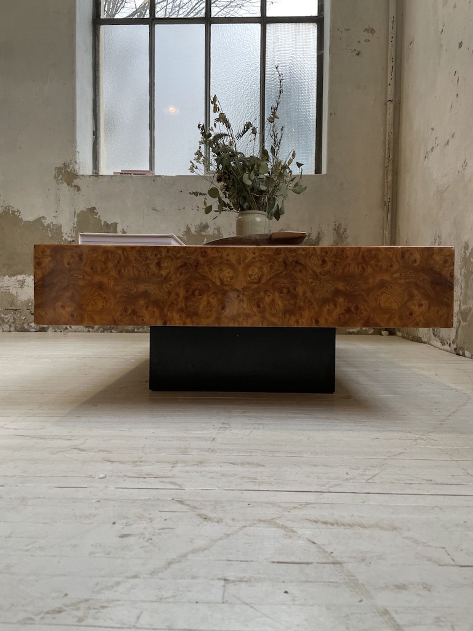 Table basse italienne laque loupe d’orme