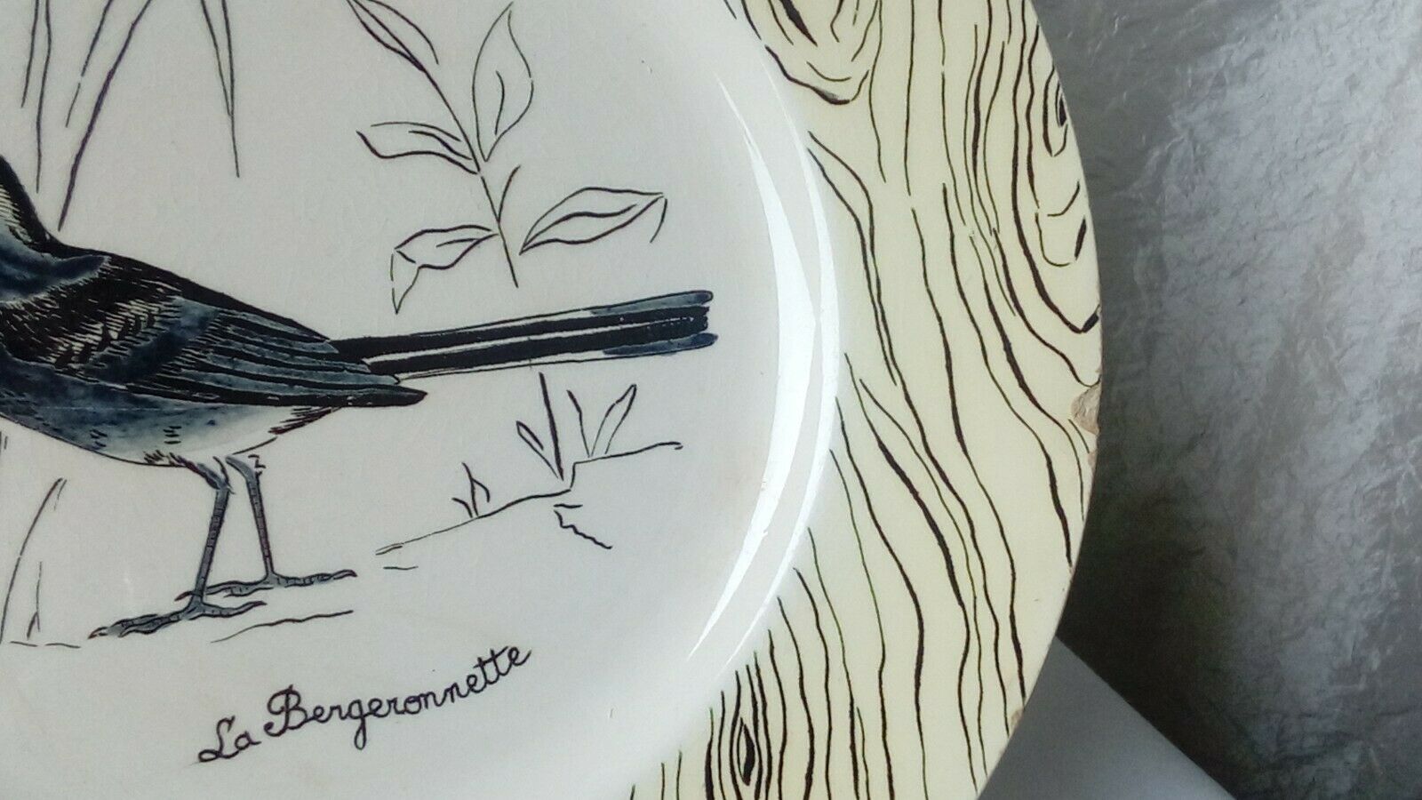 Flat plate in faience of gien the wagtail old signature