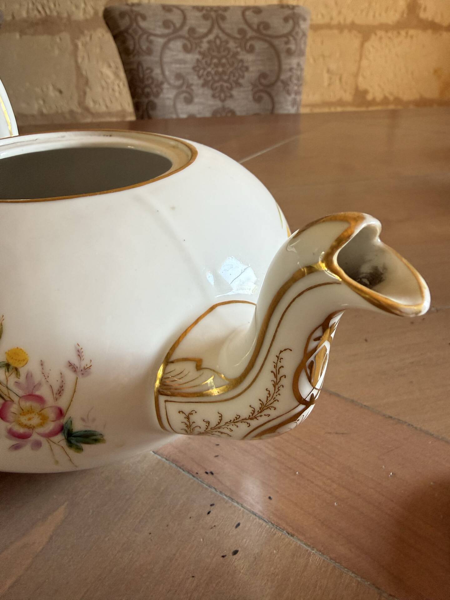Théière très élégante et ses 8 tasses