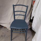 Chaise en bois bleu foncé