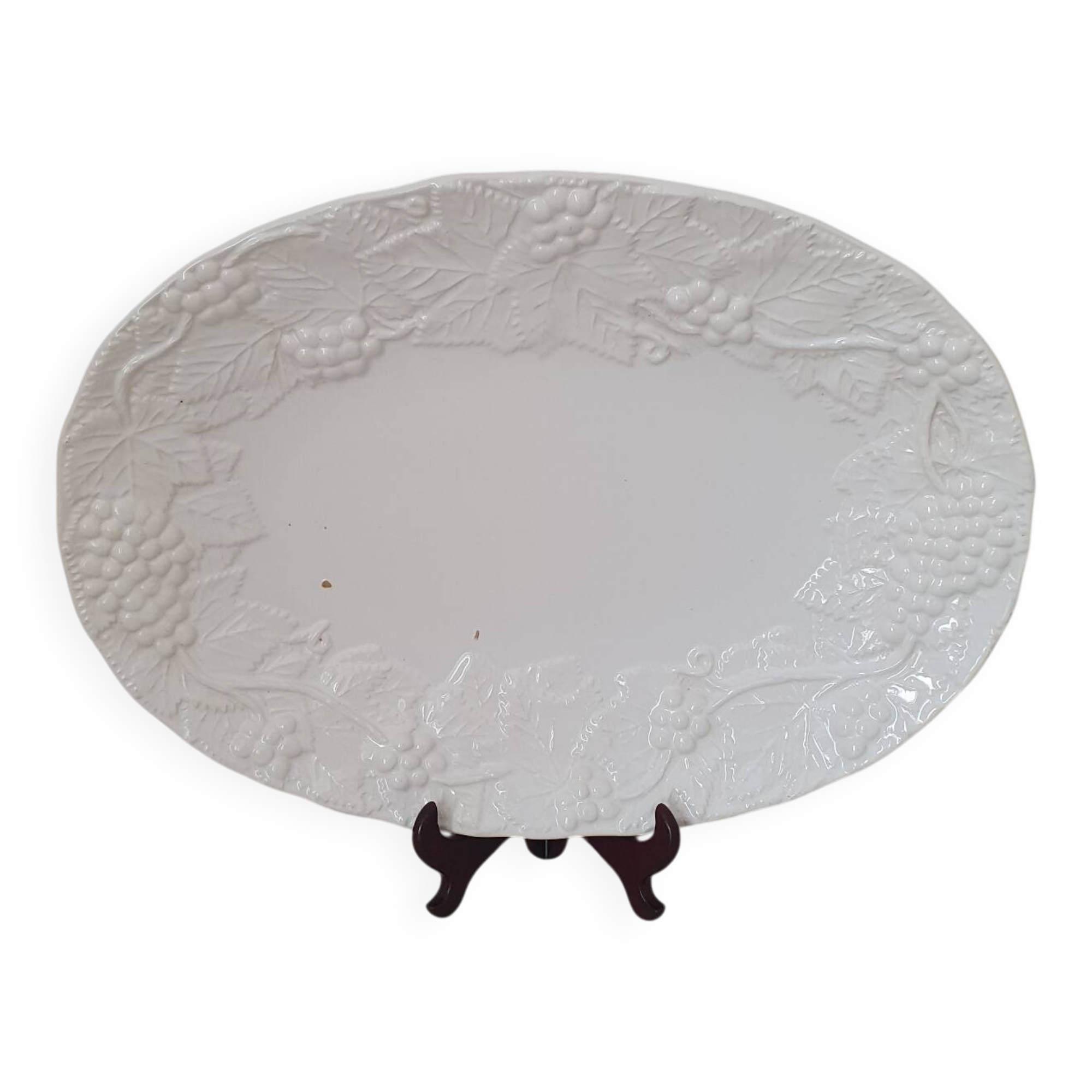 Large serving dish in white Barbotine