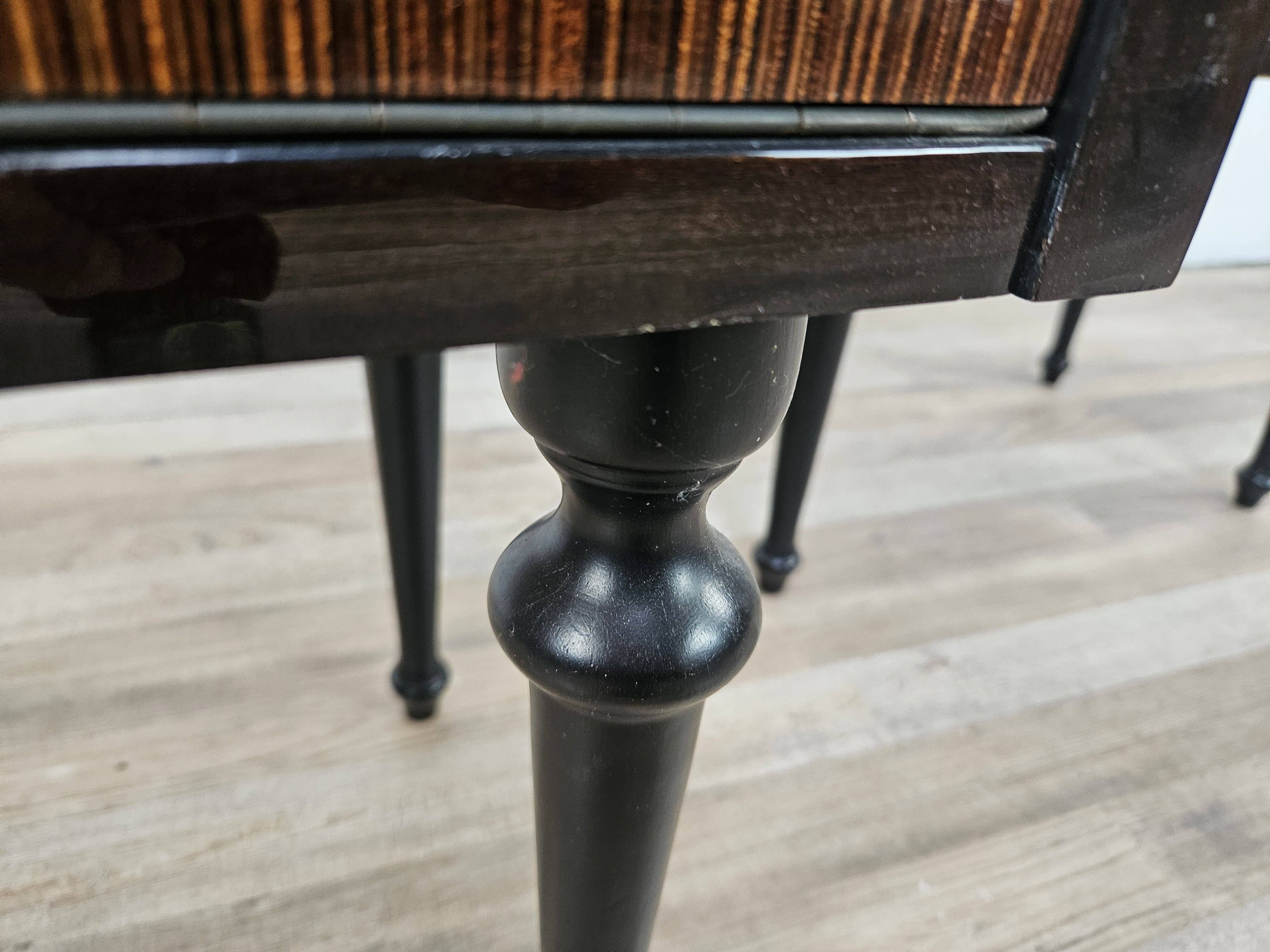 Paire de tables de chevet des années 60 avec porte à abattant et plateau en verre bleu