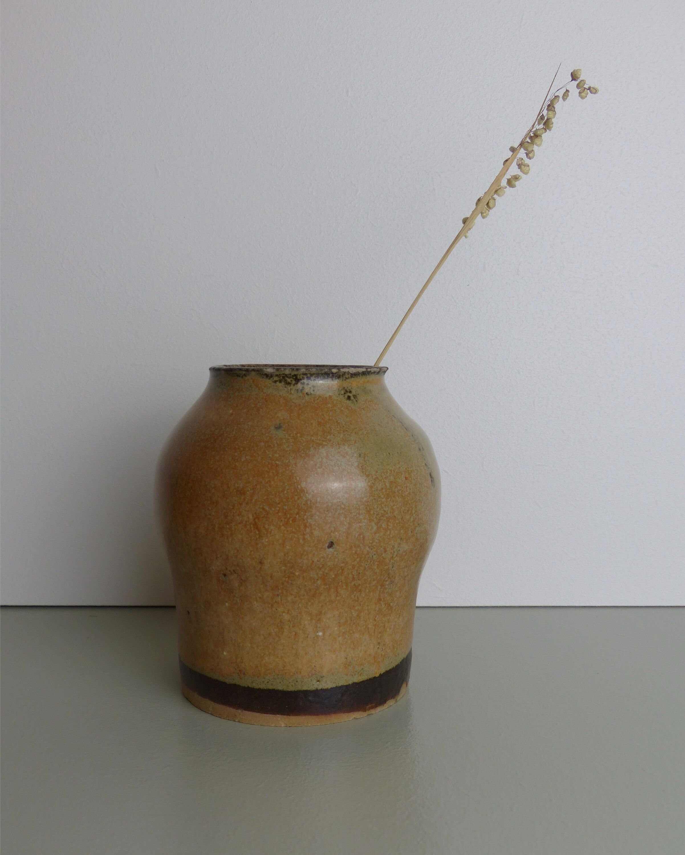 Vase en grès beige et kaki