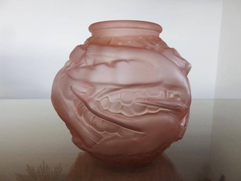 Art Deco vase in pink moulded glass "bird motif" 40s