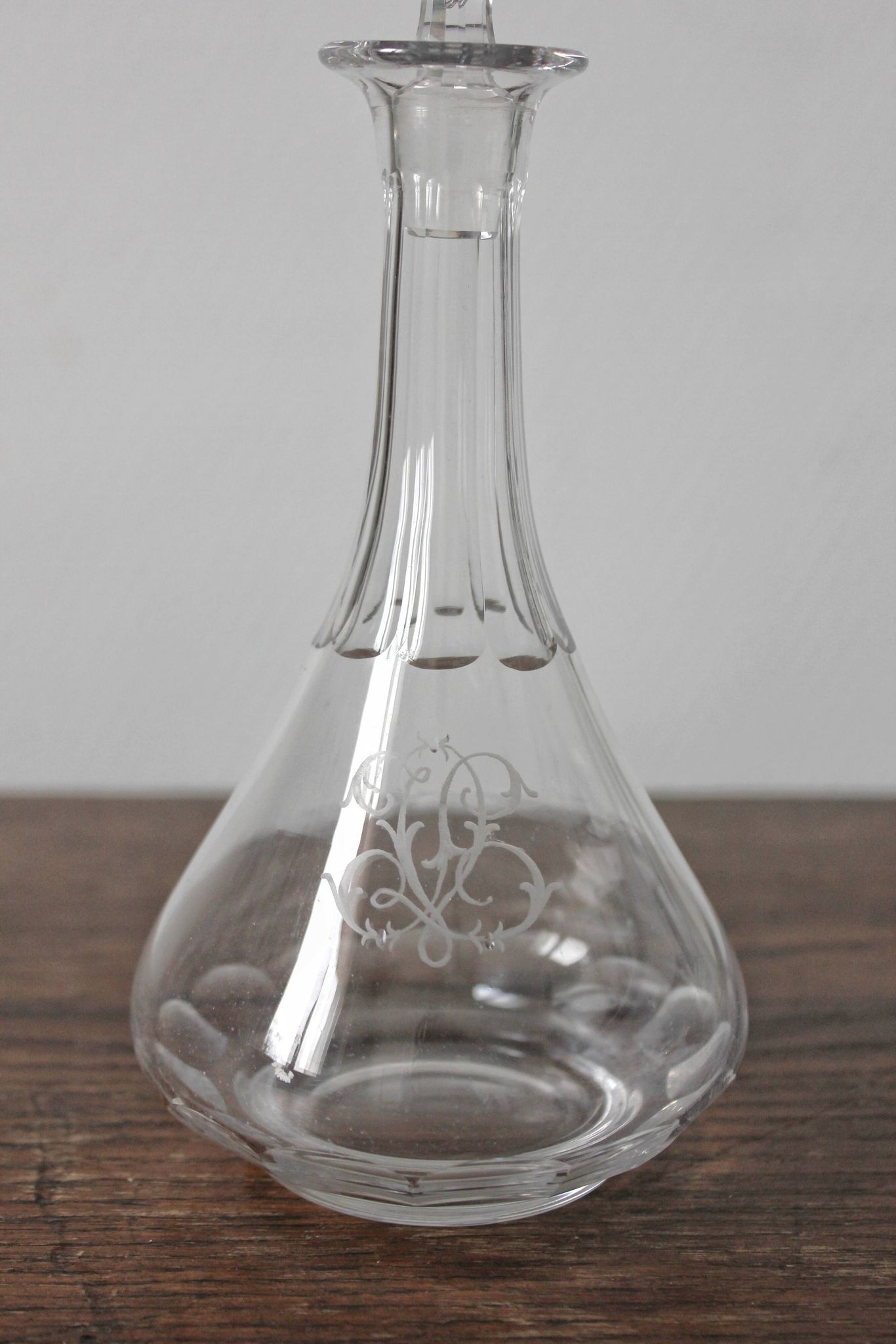 Carafe à liqueur ancienne en cristal monogramme gravé et côtes plates
