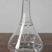 Carafe à liqueur ancienne en cristal monogramme gravé et côtes plates