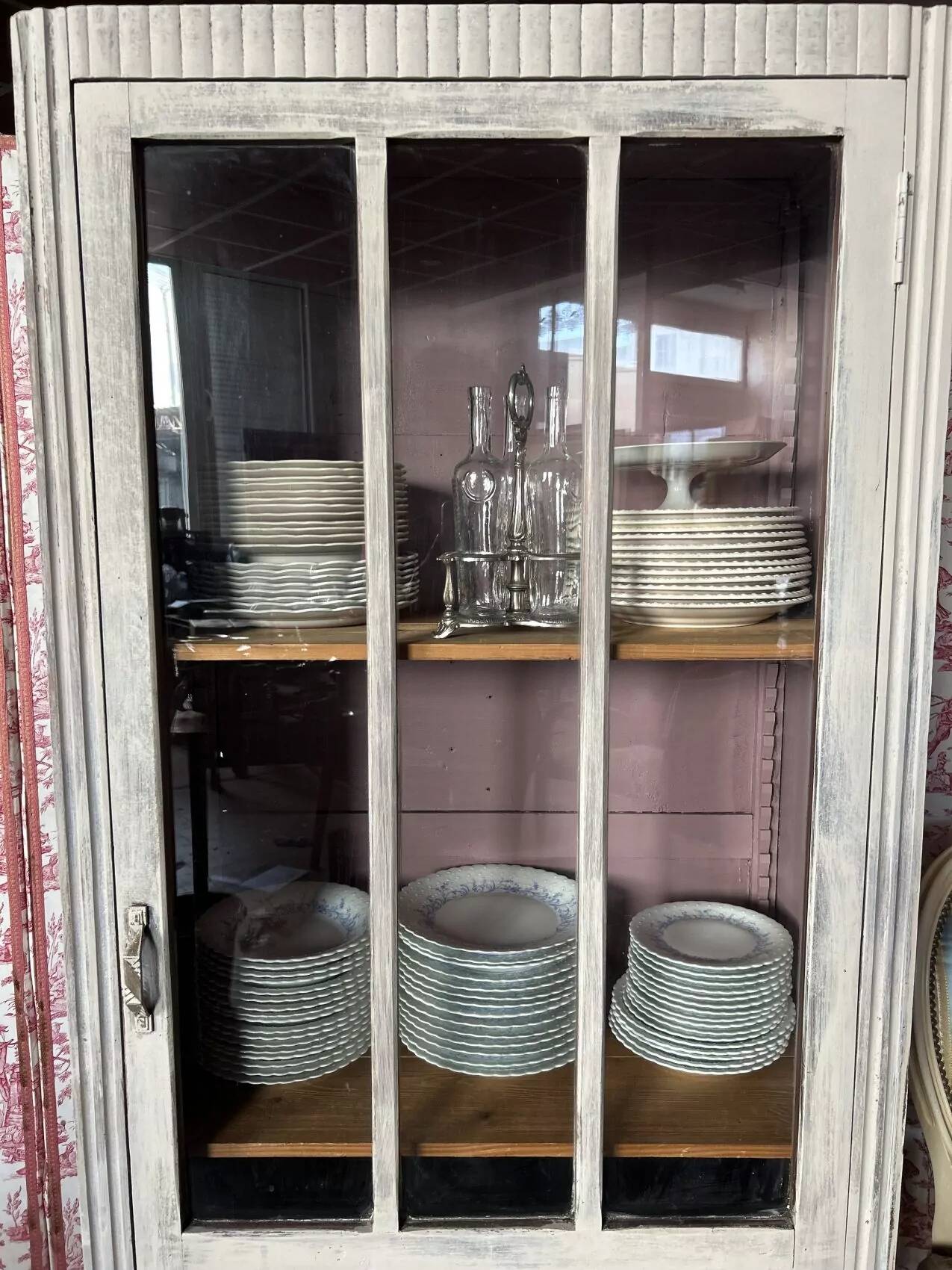 Small Parisian Art Deco glass cabinet with white patina - a timeless classic.