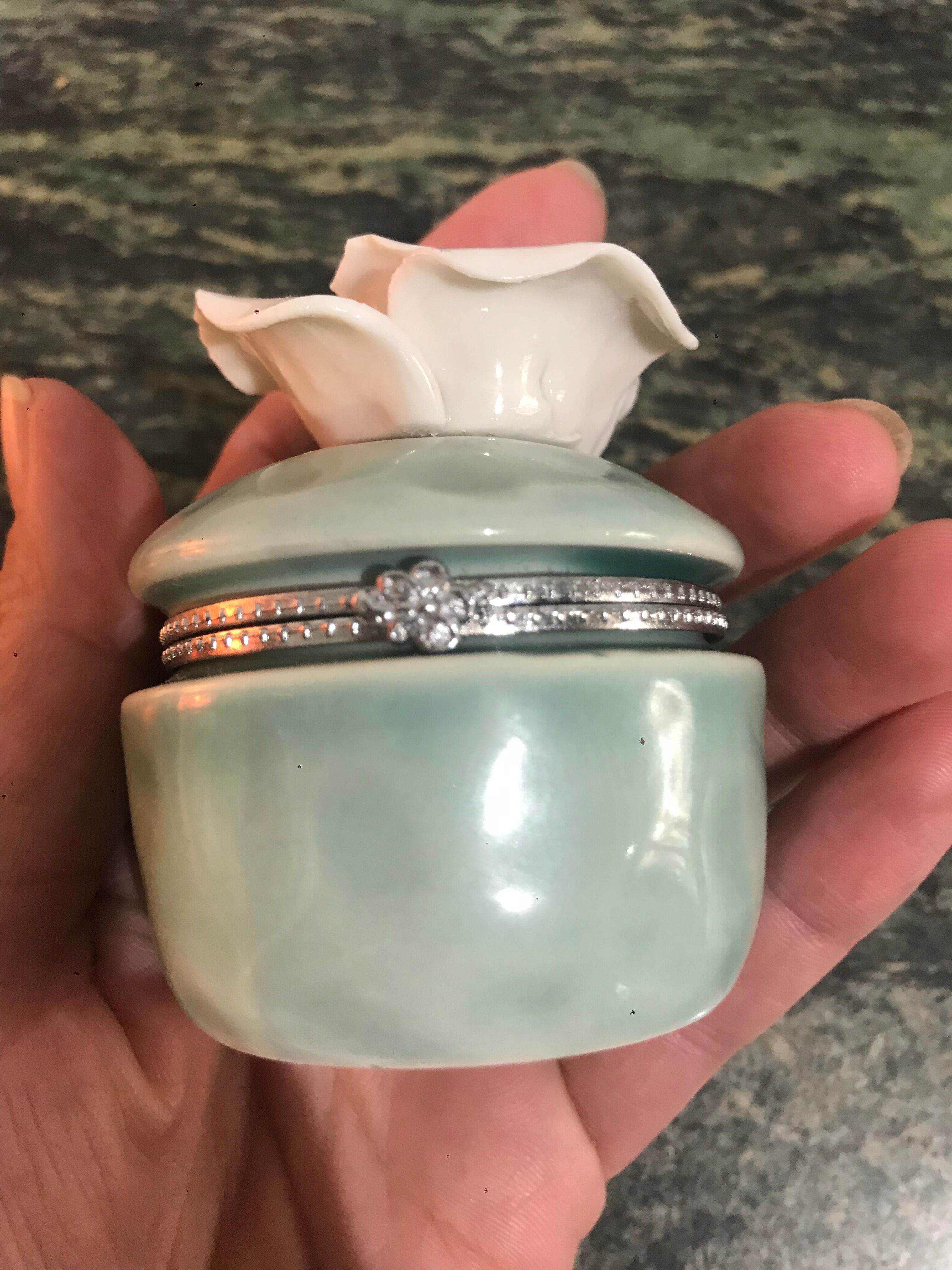 Porcelain pillbox