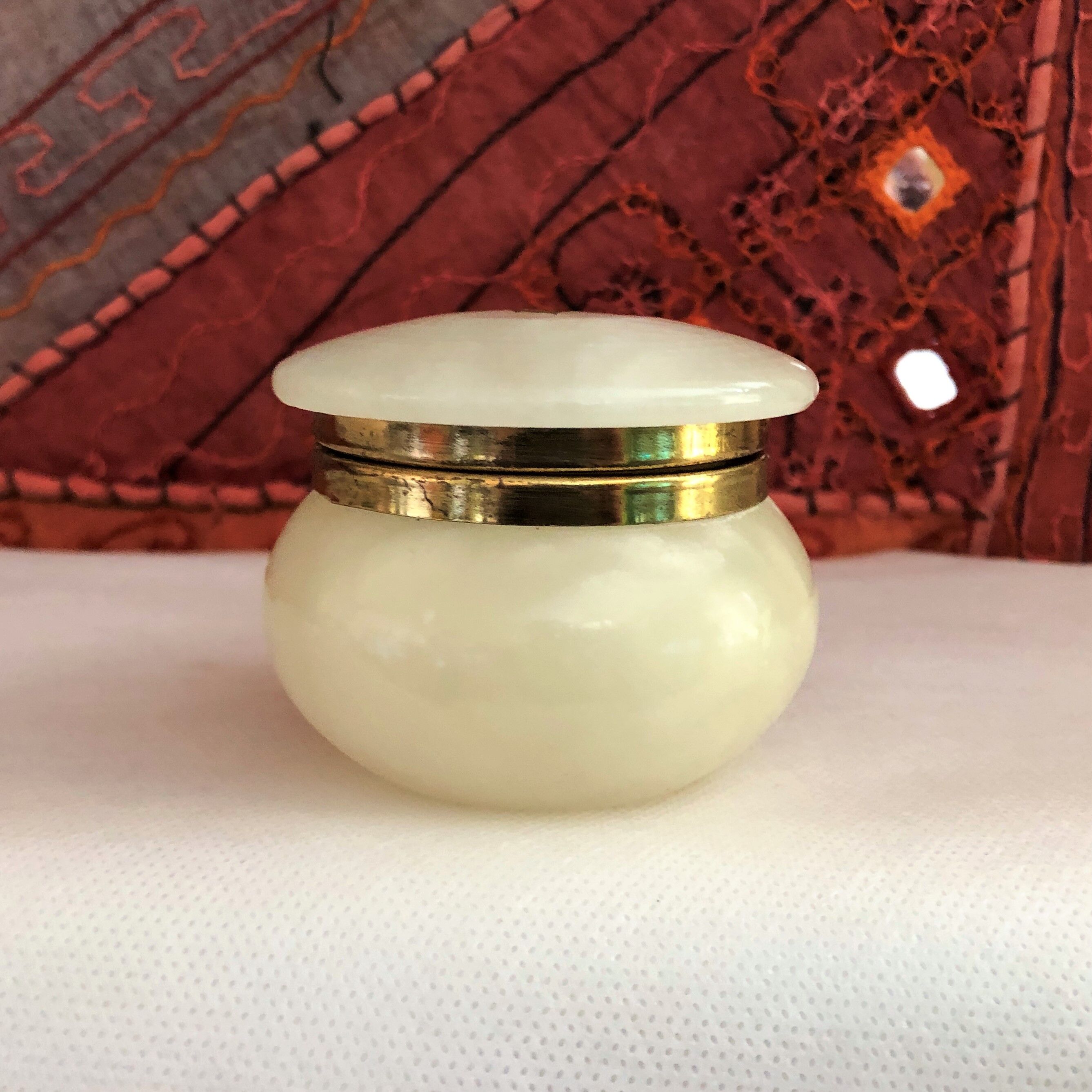 Artisanal alabaster boître white Spain