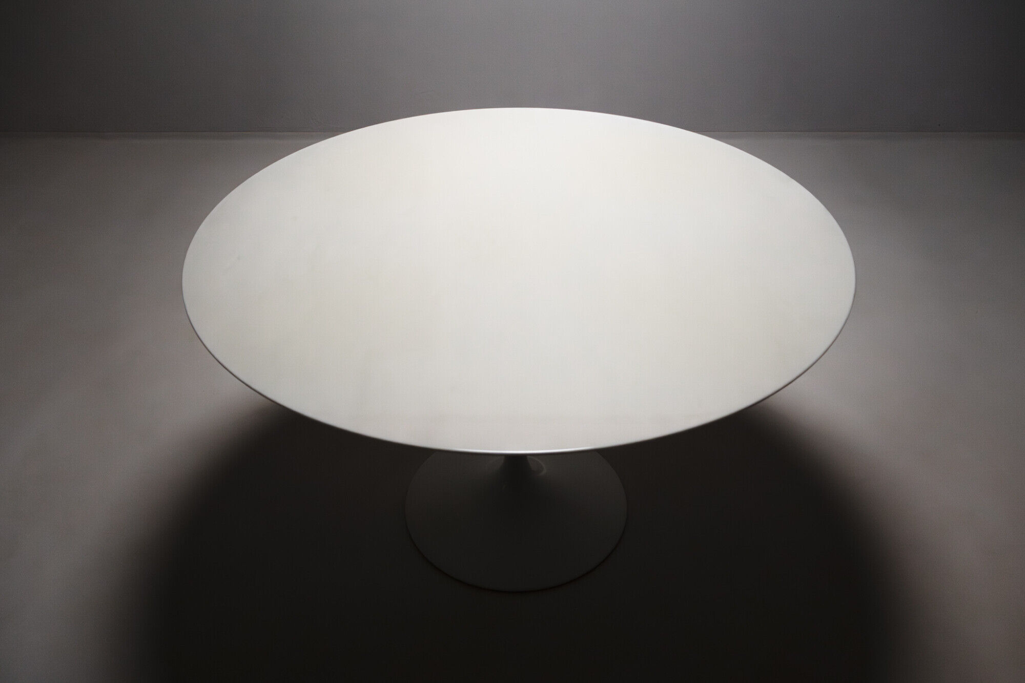Round marble Tulip dining table by Eero Saarinen, 2000s