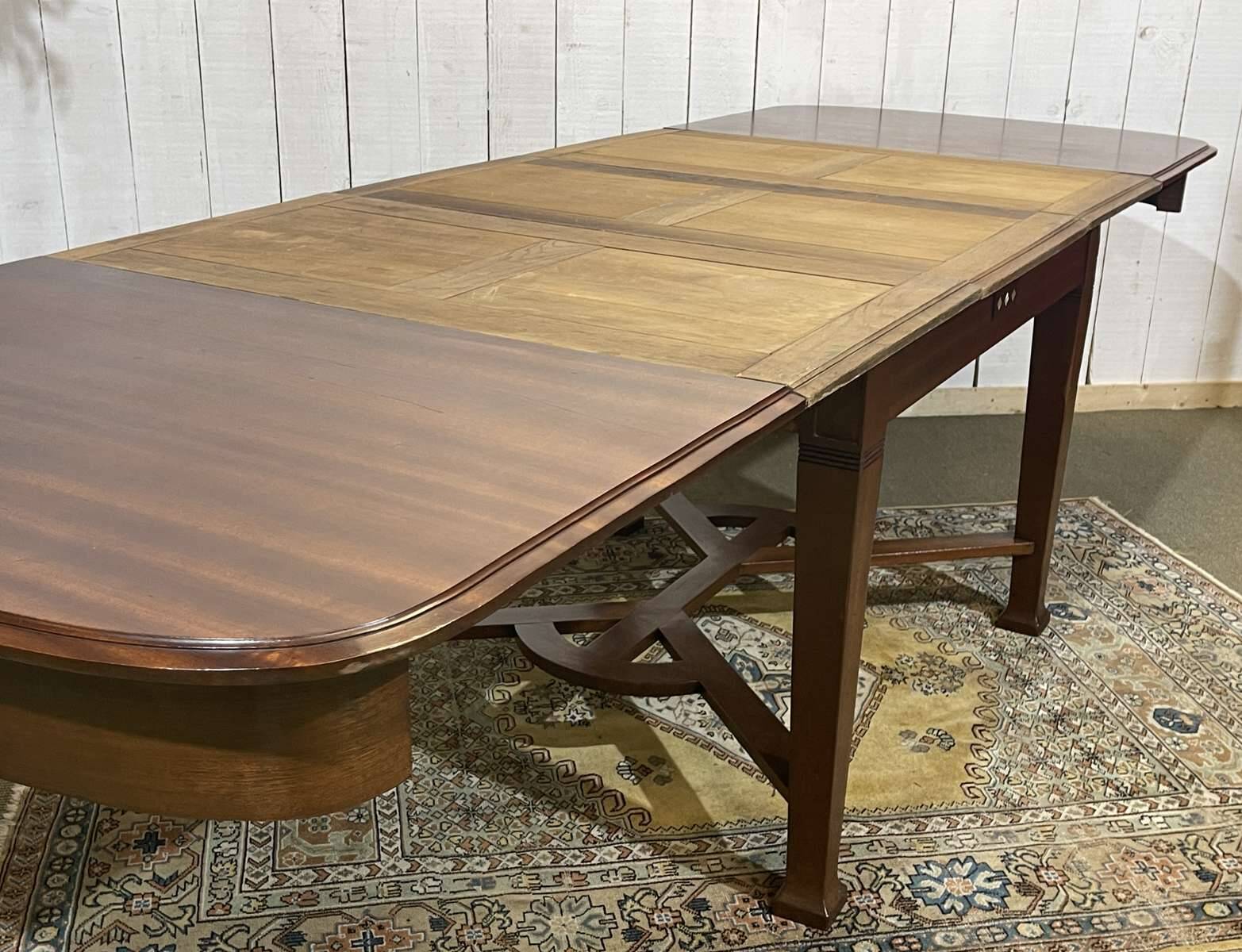 Art Nouveau dining table in mahogany in the style of Gustave Serrurier-Bovy.