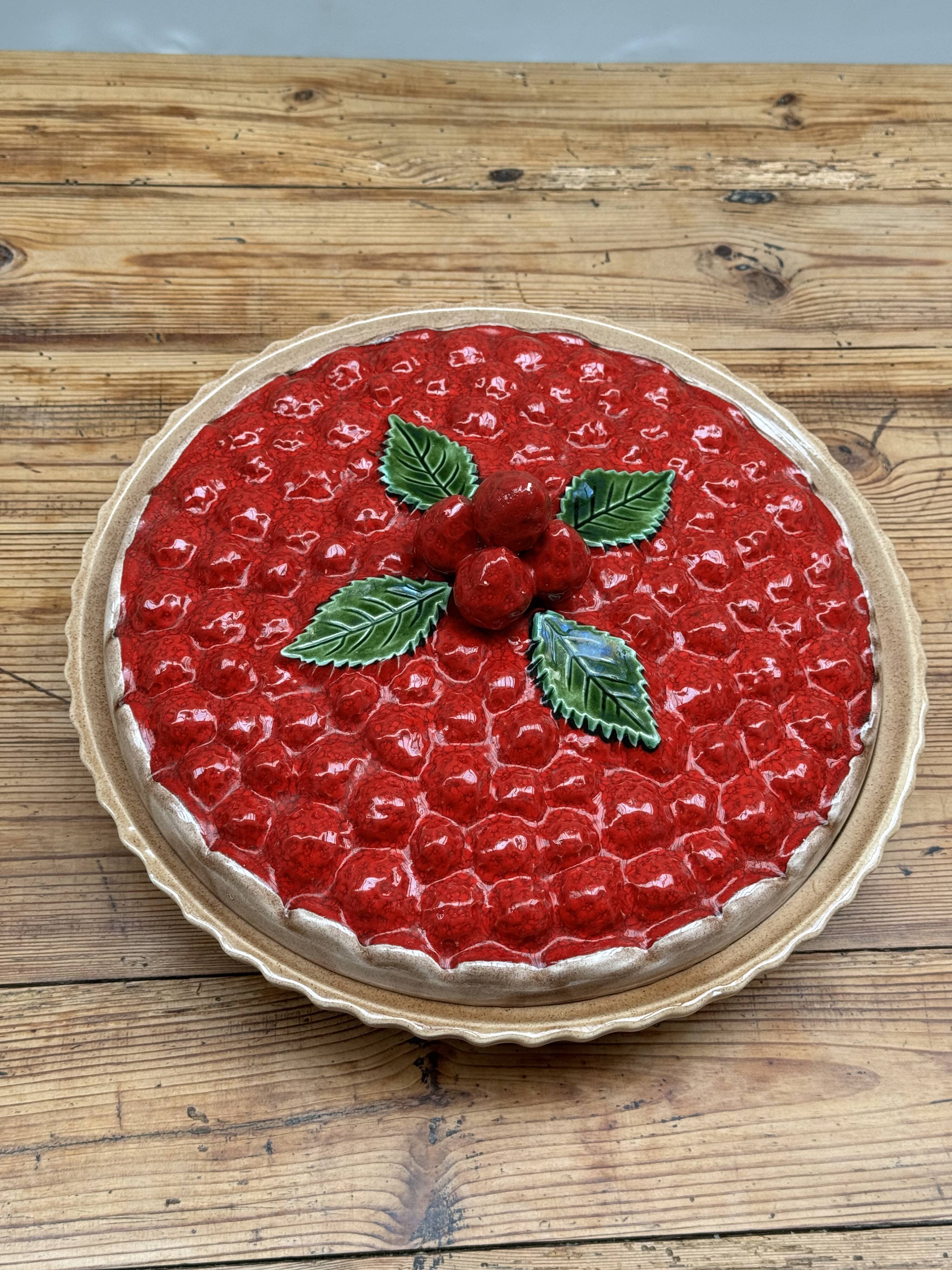 A trompe l’oeil strawberry pie dish