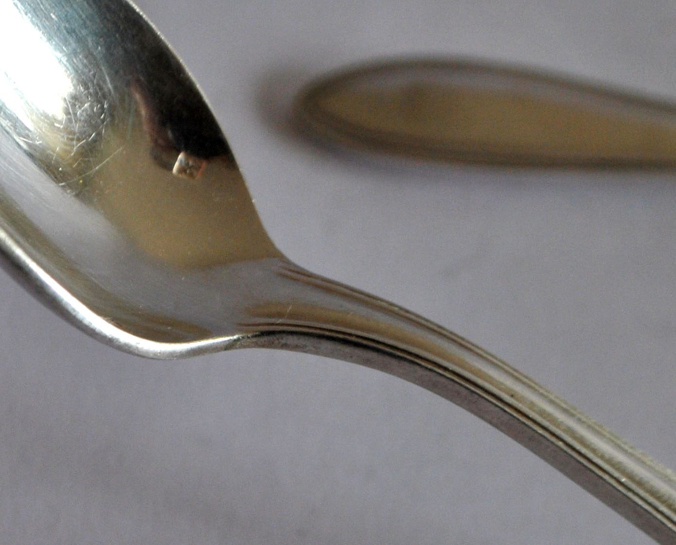 Set of 2 silver-plated teaspoons with a gold filigree design, 13.5 cm.