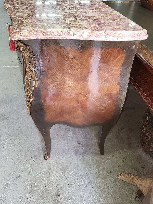 Commode sauteuse en bois de rose plateau en marbre rose