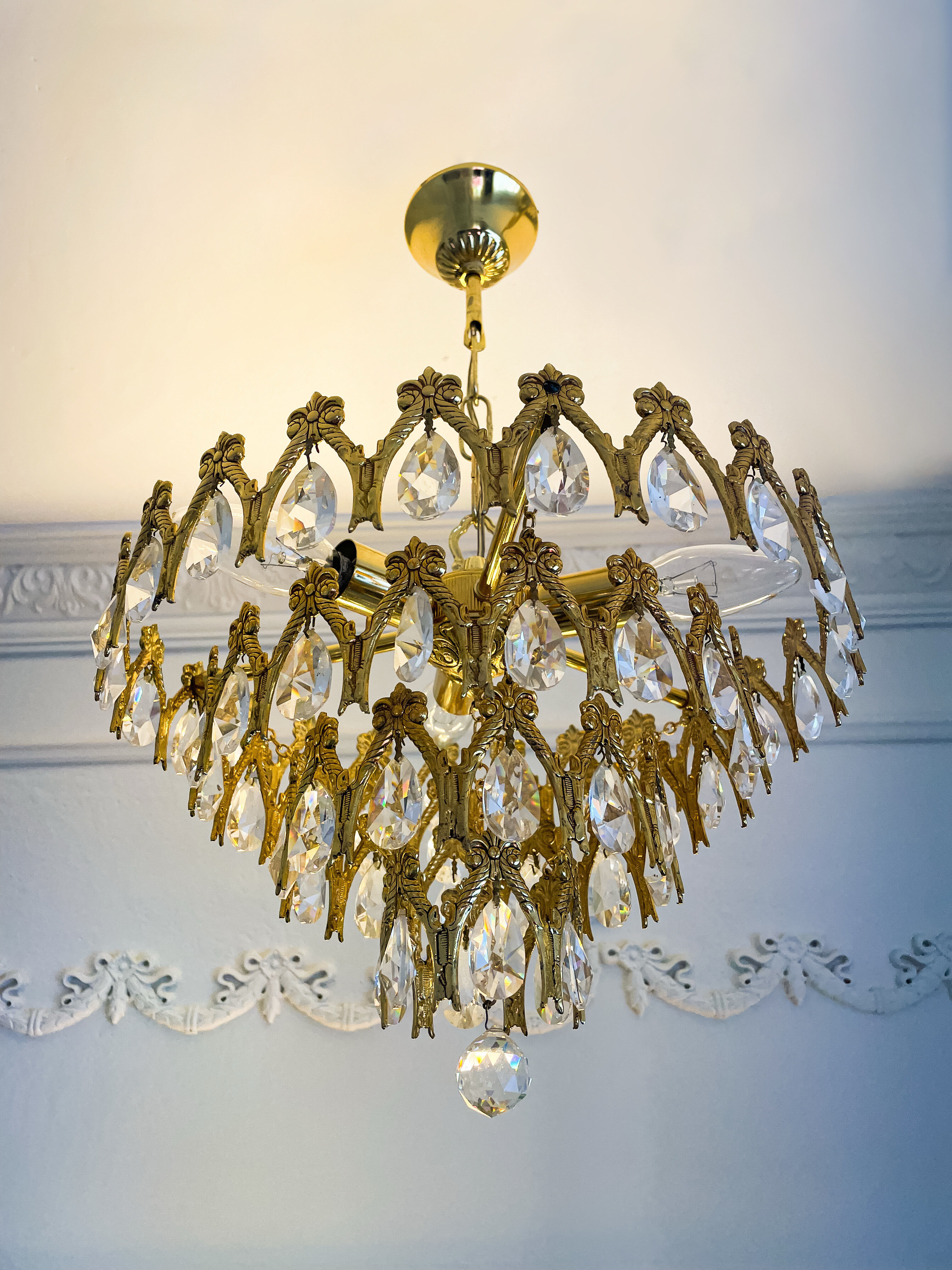 Vintage chandelier in gilded brass with crystal pendants.