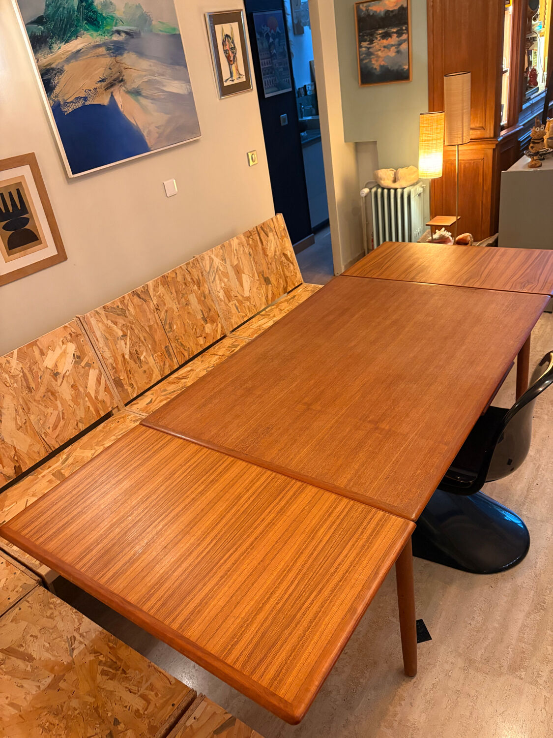 Vintage extendable table, two extensions.