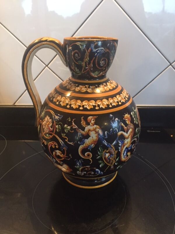 Vase en Gien à décors Renaissance