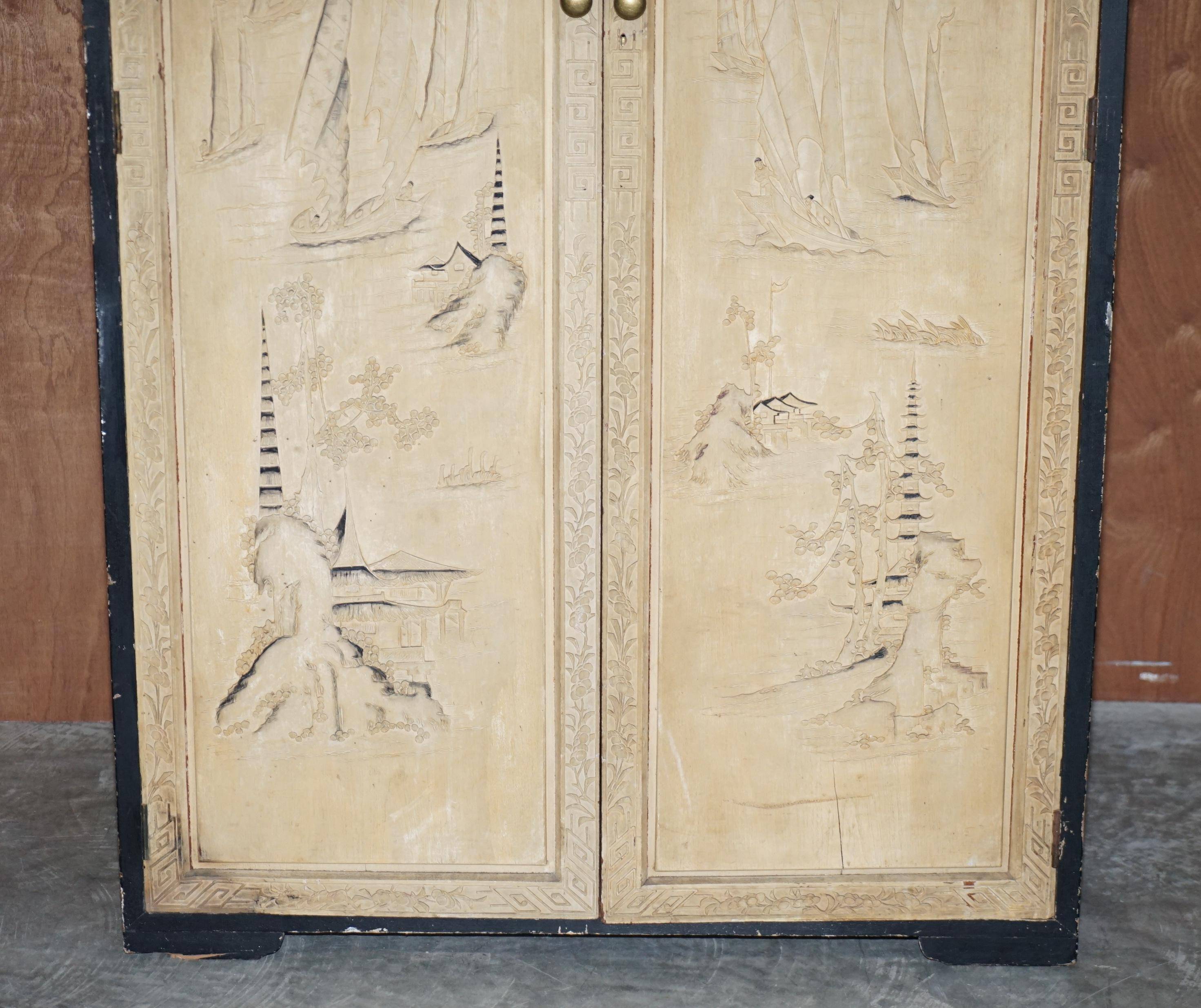 Armoire orientale chinoise en bois de camphre sculptée années 1920