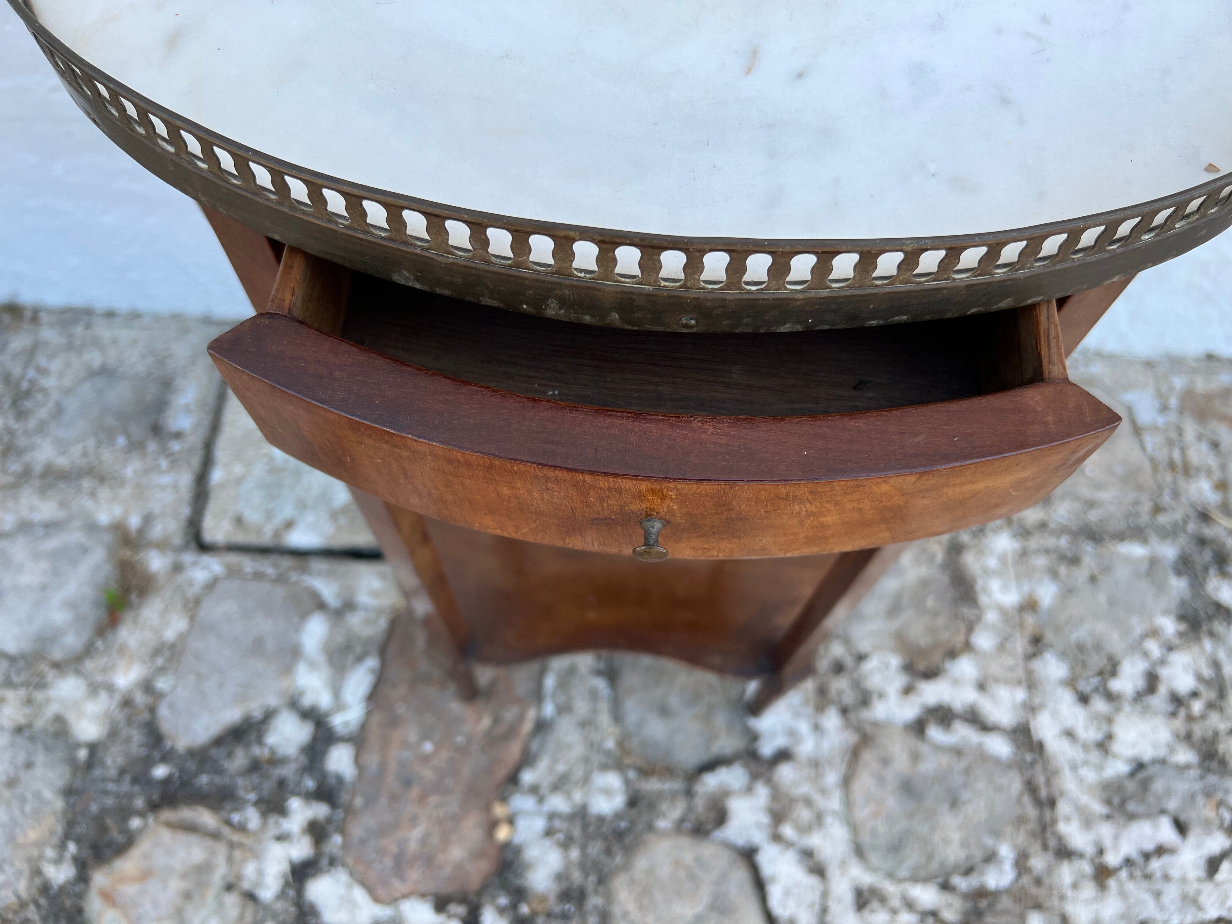 Four-legged oval gueridon with crotch or side table