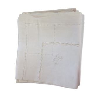 Serviettes blanches  monogrammes fait main