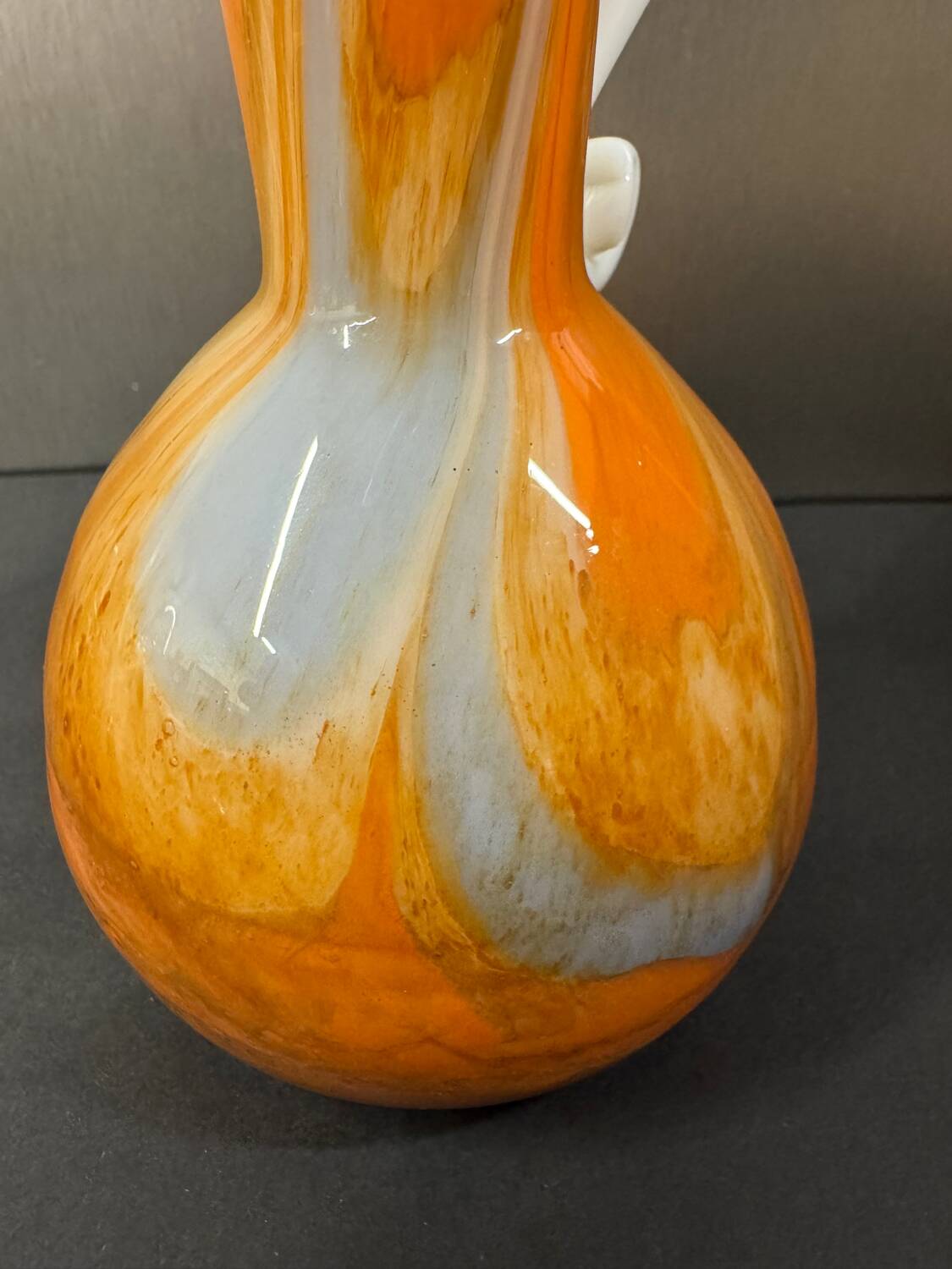 Marbled orange and white glass vase with applied handle – Art Deco