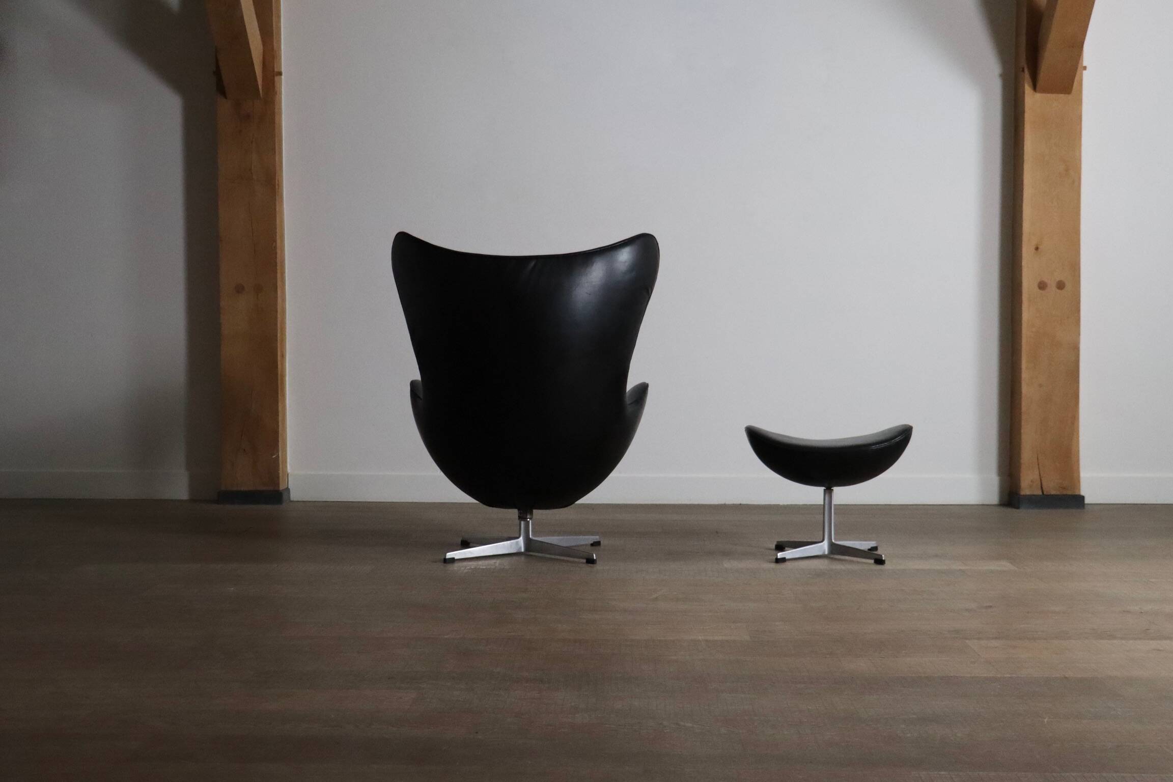 "Egg" armchair with ottoman, designed by Arne Jacobsen for Fritz Hansen, Denmark, 1963