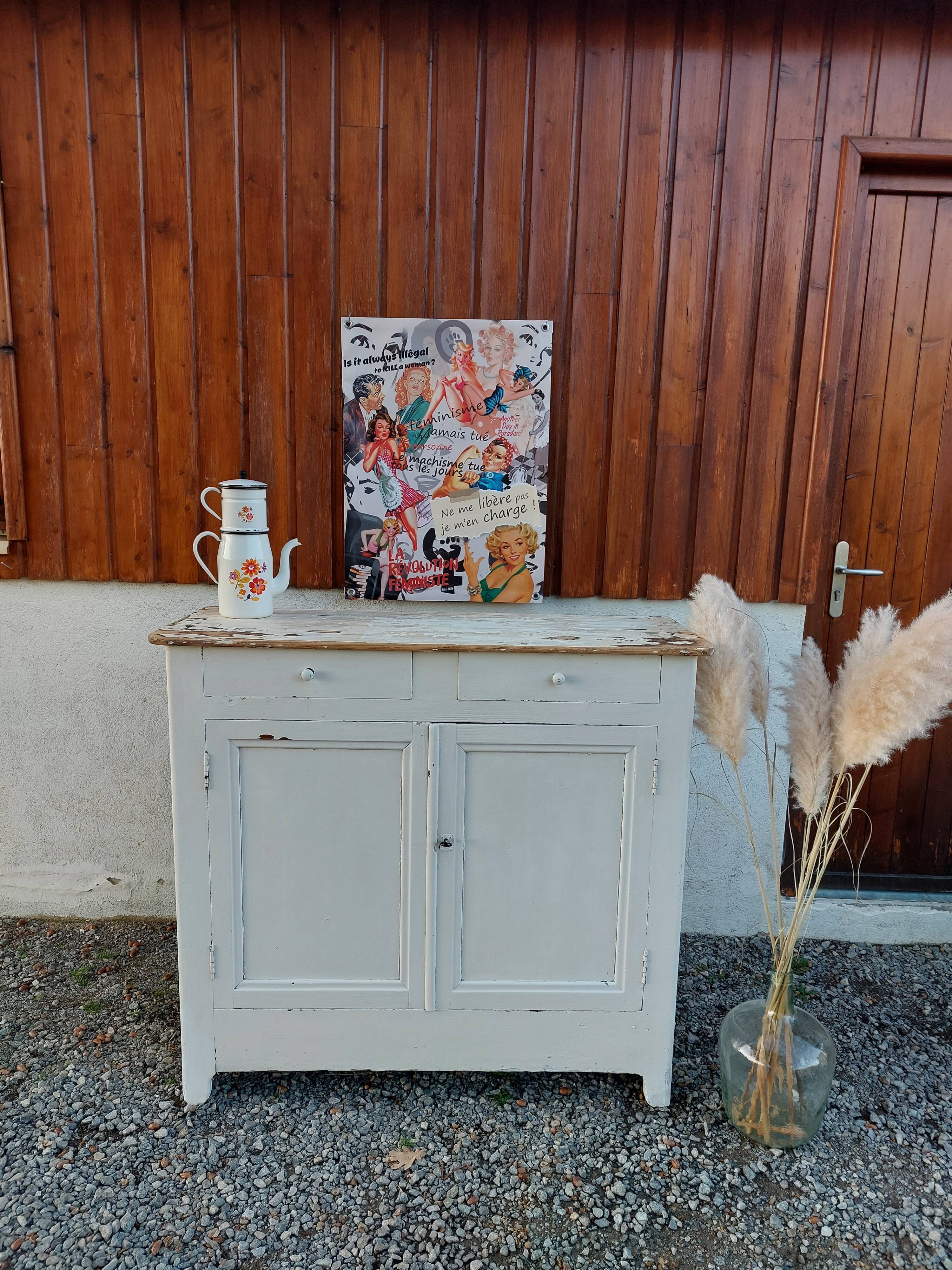 Purple Parisian buffet