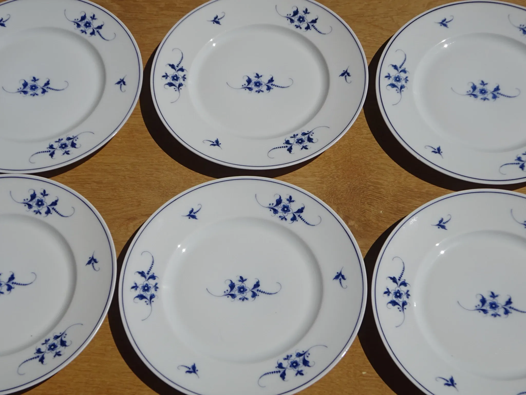 Fine Limoges porcelain dessert service: dish and 12 plates.