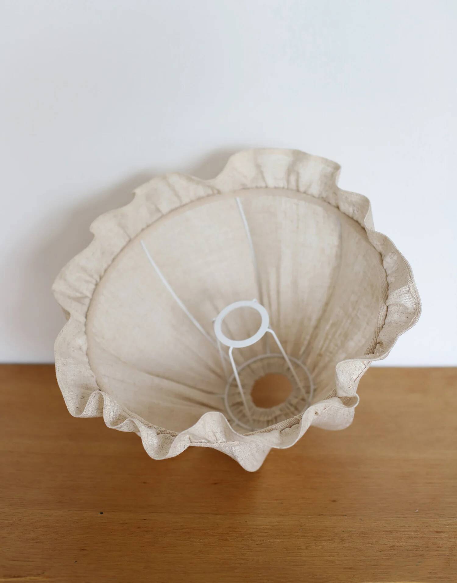 Lampe à poser en bois sculpté et abat-jour dôme, 1930