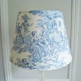 Lampe design en bois patiné avec son abat-jour en toile de Jouy