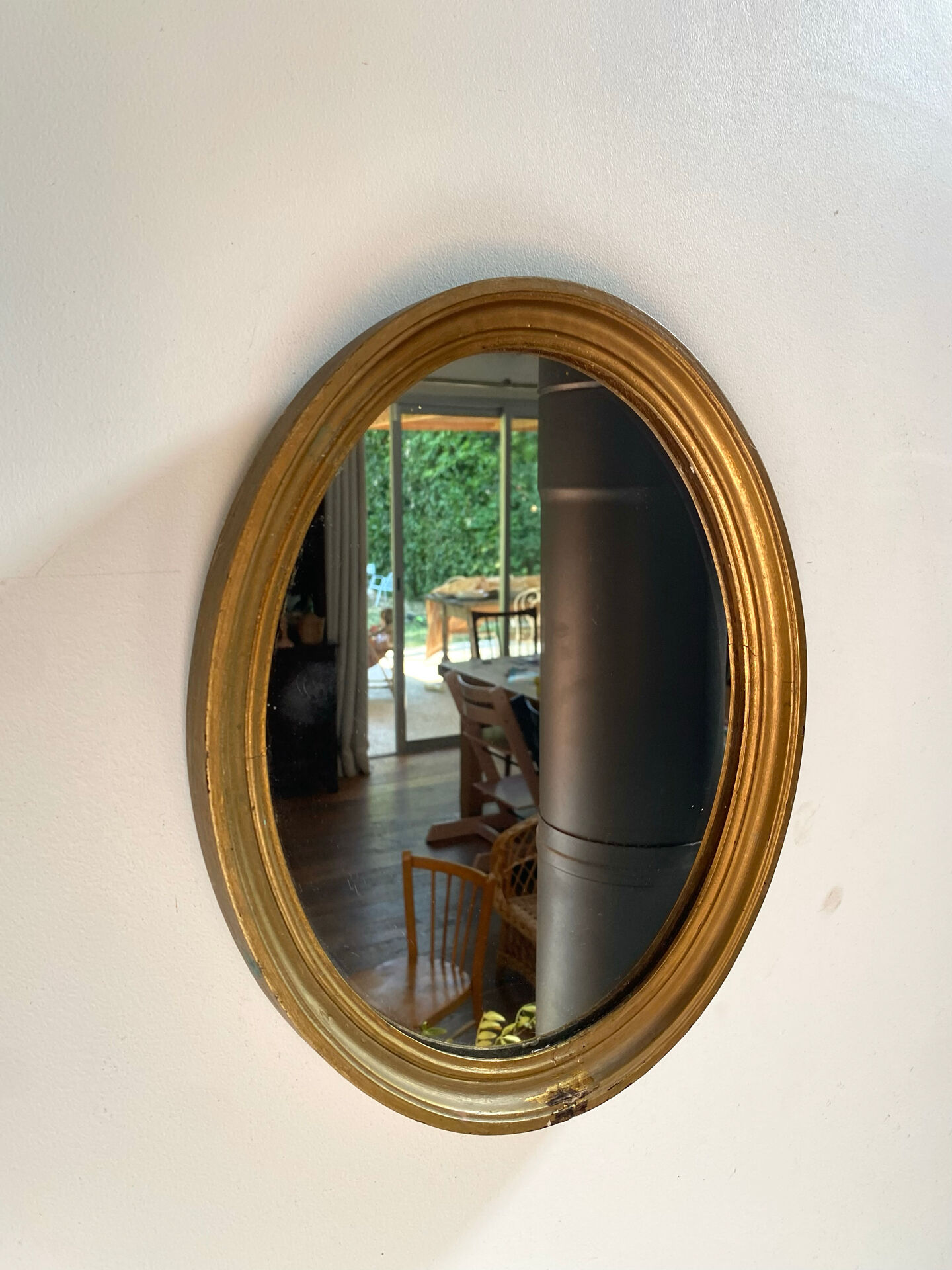 Oval mirror in gilded wood