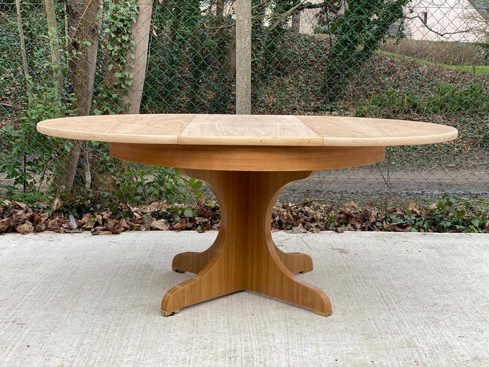 Round extendable Scandinavian dining table in Baumann style oak with central leg