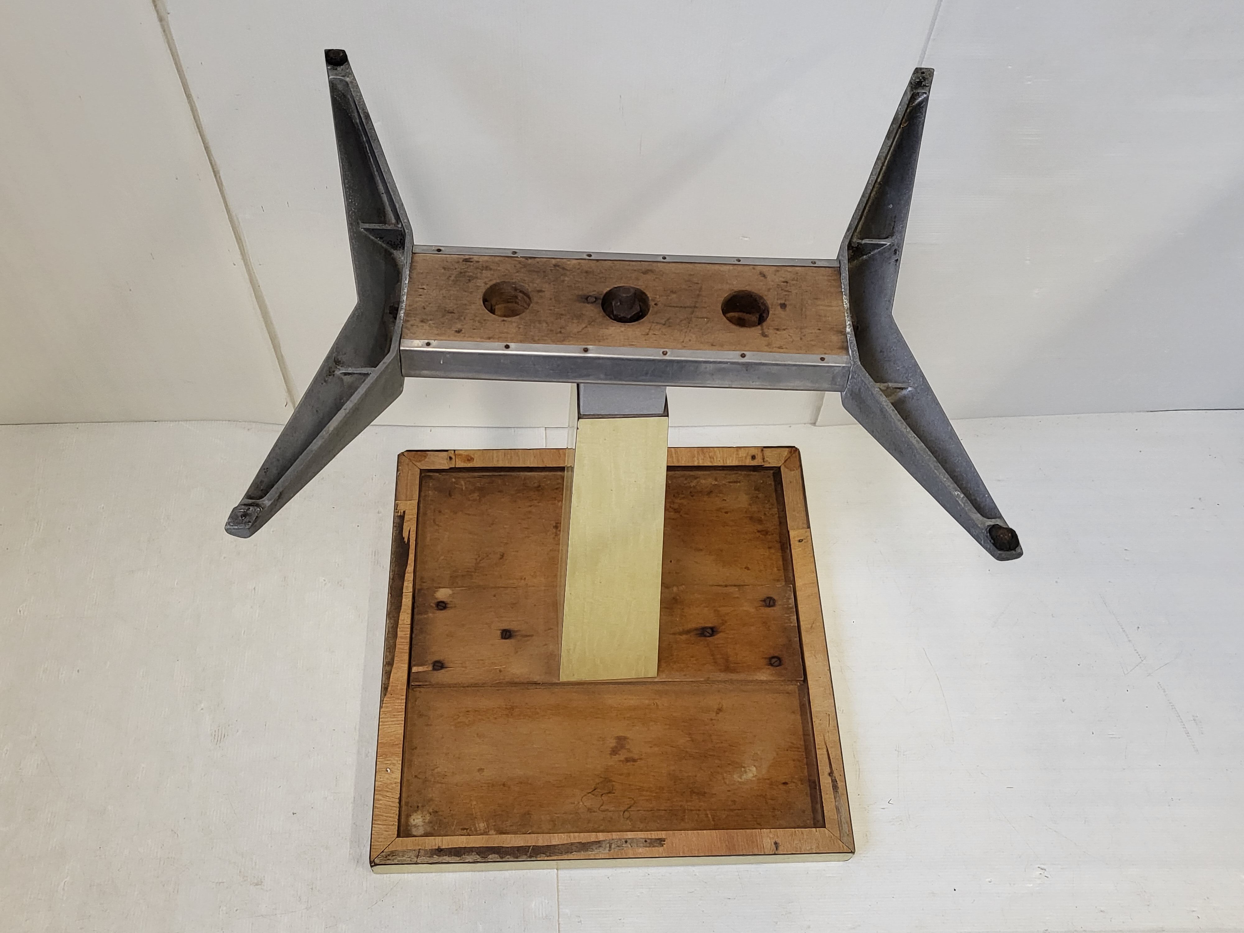 Table de bistrot vintage en formica & acier 1950